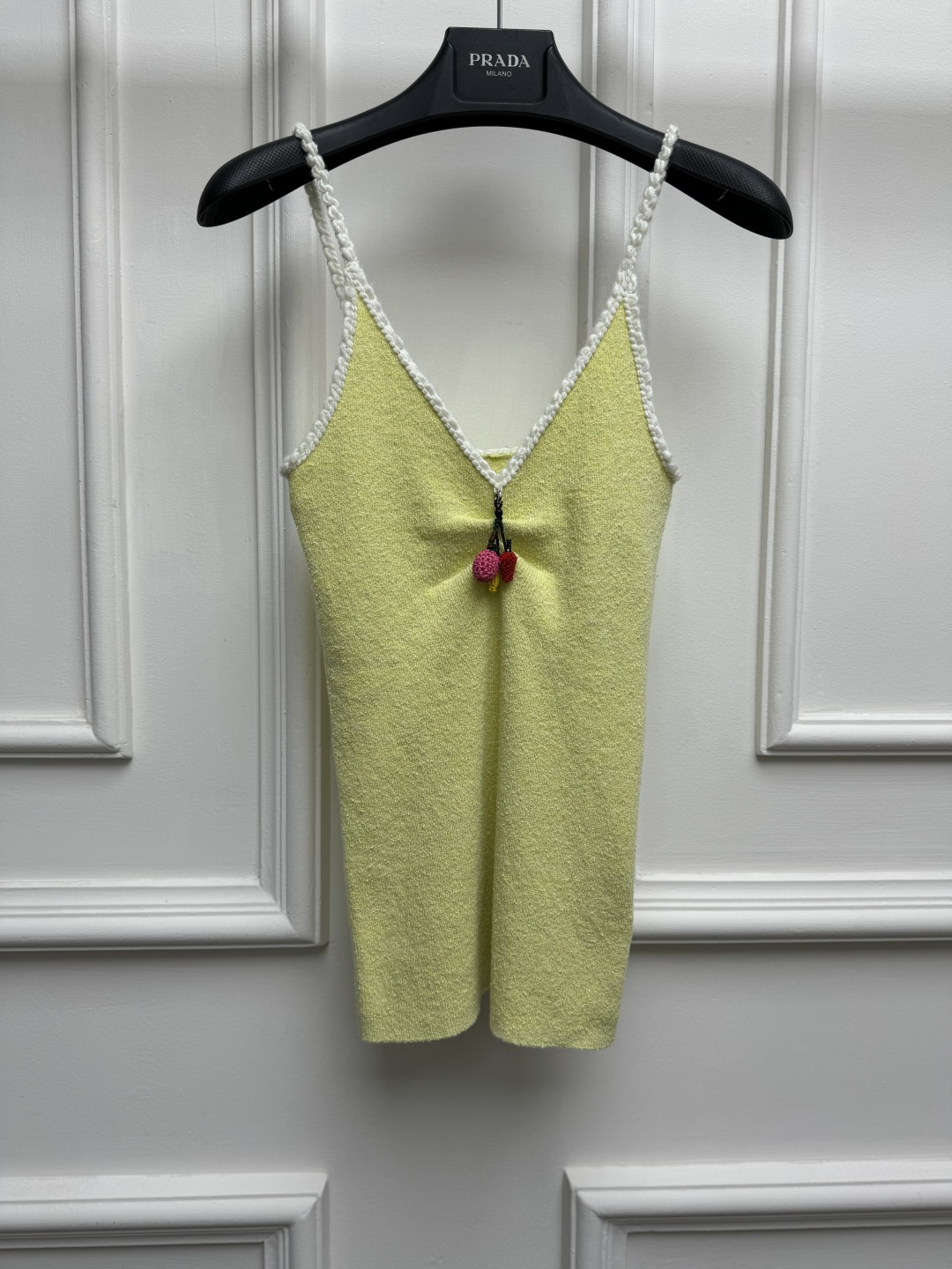 NO:892492,New spring and summer styles are available. P's V-neck camisole 2026 spring and summer series. Temperamental V-neck design. White lace contrast stitching. Strawberry + corn + twine decoration on the chest. Full of fun. Fashionable and age-reducing. Cotton blended knitted fabric. Soft and comfortable. Slim fit. The upper body is slim and elegant. Size SML,,19860909春夏新款上新啦 P家V领吊带背心 2026春夏系列 气质V领设计 白色花边撞色拼接 胸前草莓+玉米+麻绳装饰点缀 趣味十足 时髦又减龄 棉混纺针织面料 柔软舒适 修身版型 上身显瘦又气质 尺码SML,,,Women's clothing