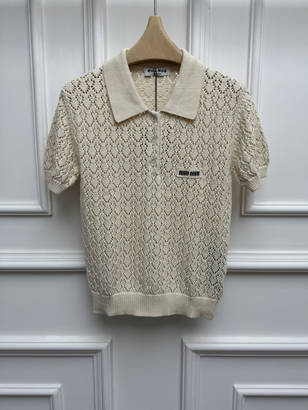 NO:892498,Spring and summer new styles are available. Miu hollow knitted short sleeves 2026 spring and summer series. Classic polo collar neck design. Diamond hollow texture. Letter logo embellishment. Fashionable and age-reducing. Cotton knitted fabric. Soft, comfortable and breathable. Normal fit. The upper body is slim and elegant. Sizes SML,,miumiu,T-shirt,19860909春夏新款上新啦 Miu镂空针织短袖 2026春夏系列 经典polo领领口设计 菱格镂空纹理 字母logo徽标点缀 时髦减龄 棉质针织面料 柔软舒适透气 正常版型 上身显瘦又气质 尺码SML,,miumiu,T-shirt,,Women's clothing