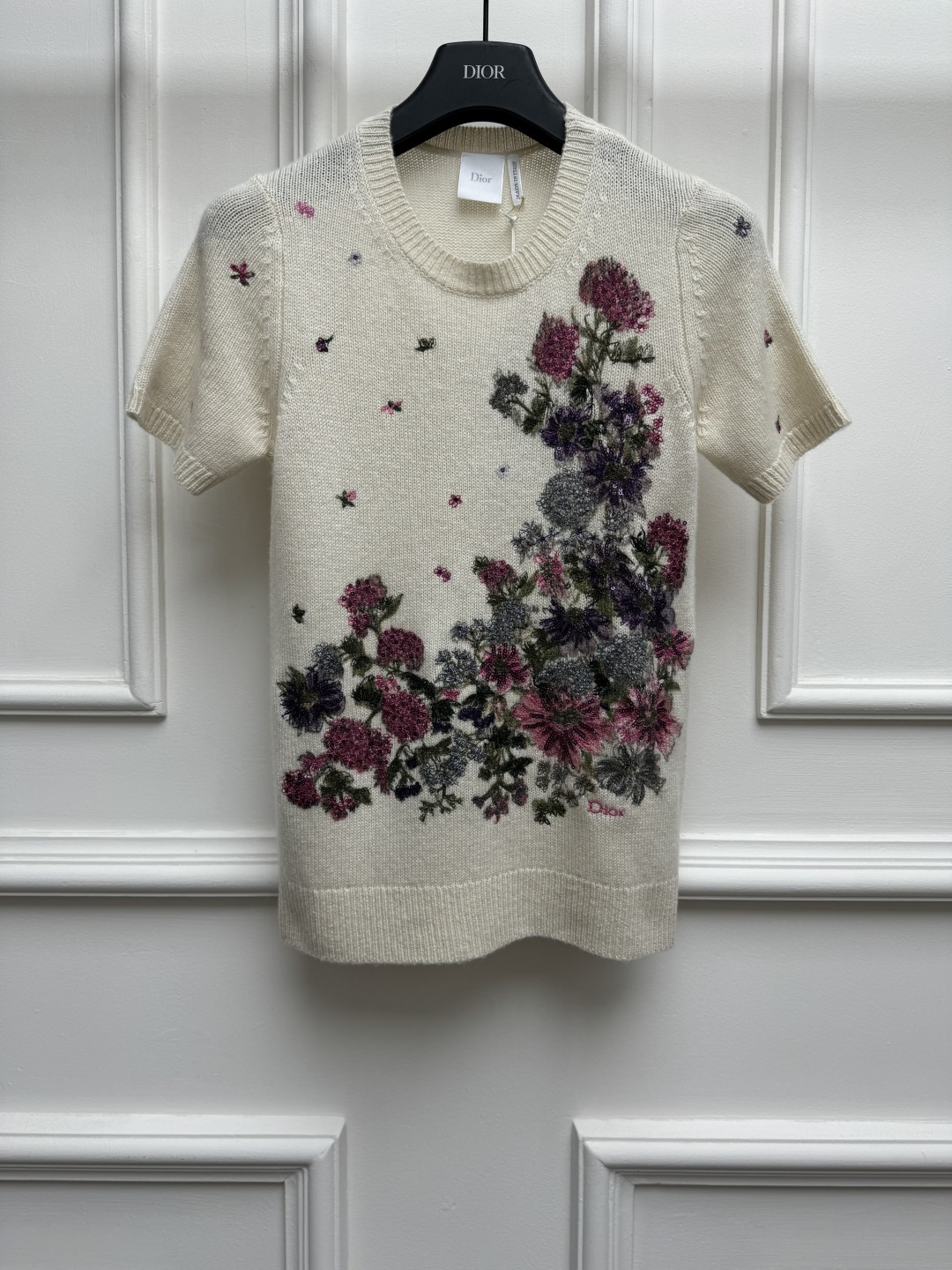 NO:892481,New spring and summer styles are available. D's floral embroidered short sleeves, 2026 spring and summer series, round ribbed neckline, heavy three-dimensional floral embroidery pattern, embellished with sequins, dazzling, cashmere knitted fabric, soft, comfortable and skin-friendly, slim fit, the upper body is slim and elegant, sizes SML, dior, T-shirt,19860909春夏新款上新啦 D家花卉刺绣短袖 2026春夏系列 圆领罗纹领口 重工立体花卉刺绣图案 亮片点缀其中 耀眼夺目 羊绒针织面料 柔软舒适亲肤 修身版型 上身显瘦又气质 尺码SML,,dior,T-shirt,,Women's clothing