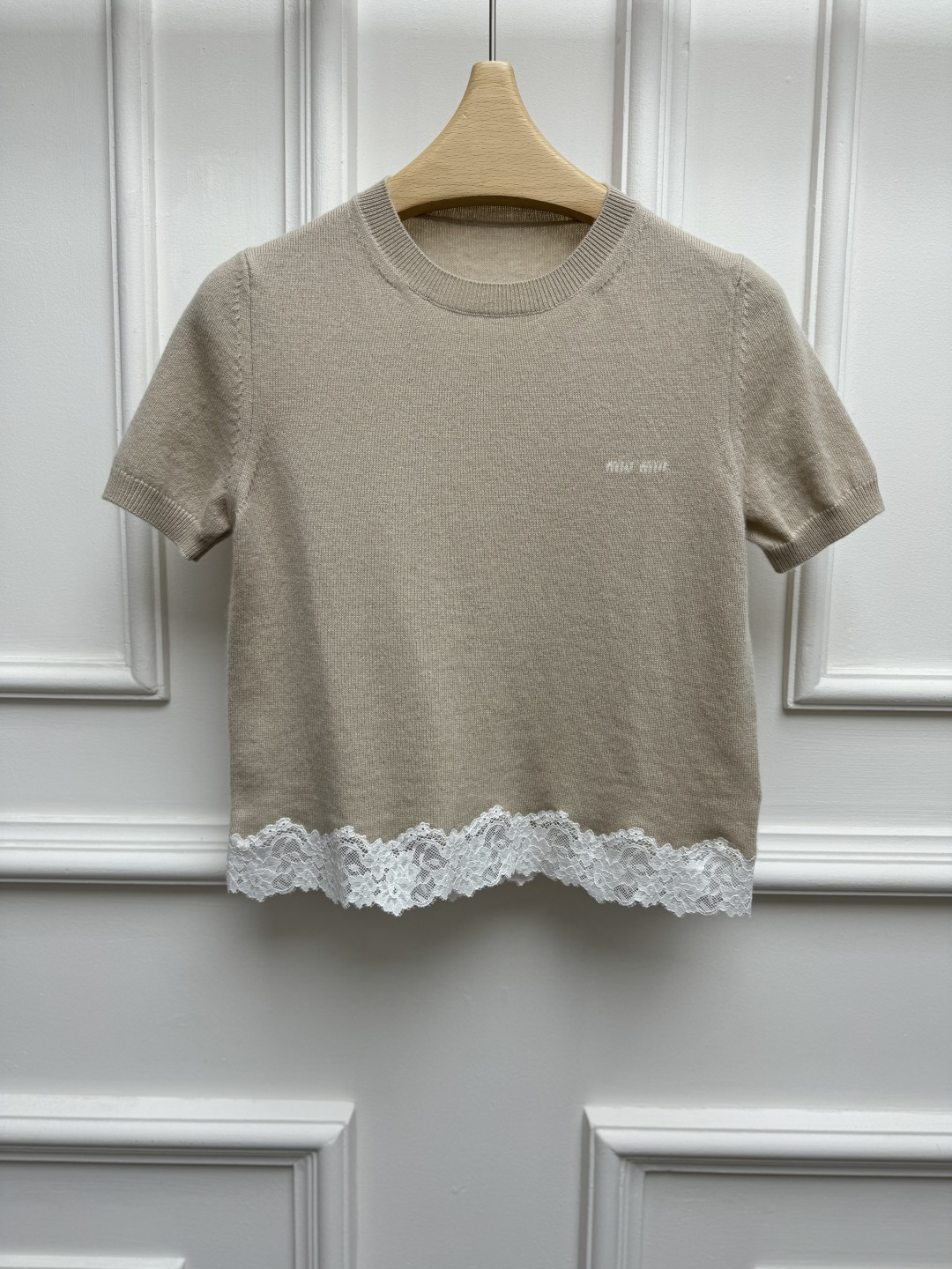 NO:891832,New spring and summer new styles Miu spliced ​​knitted short sleeves 2026 spring and summer series Round ribbed neckline Lace splicing design at the hem Logo embroidery on the chest Sweet and fashionable to reduce age. Cashmere knitted fabric Soft and comfortable Short version The upper body is slim and elegant. Sizes SML,,miumiu,T-shirt,19860909春夏新款上新啦 Miu拼接针织短袖 2026春夏系列 圆领罗纹领口 下摆蕾丝花边拼接设计 胸前logo徽标刺绣点缀 甜美时髦减龄 羊绒针织面料 柔软舒适 短款版型 上身显瘦又气质 尺码SML,,miumiu,T-shirt,,Women's clothing