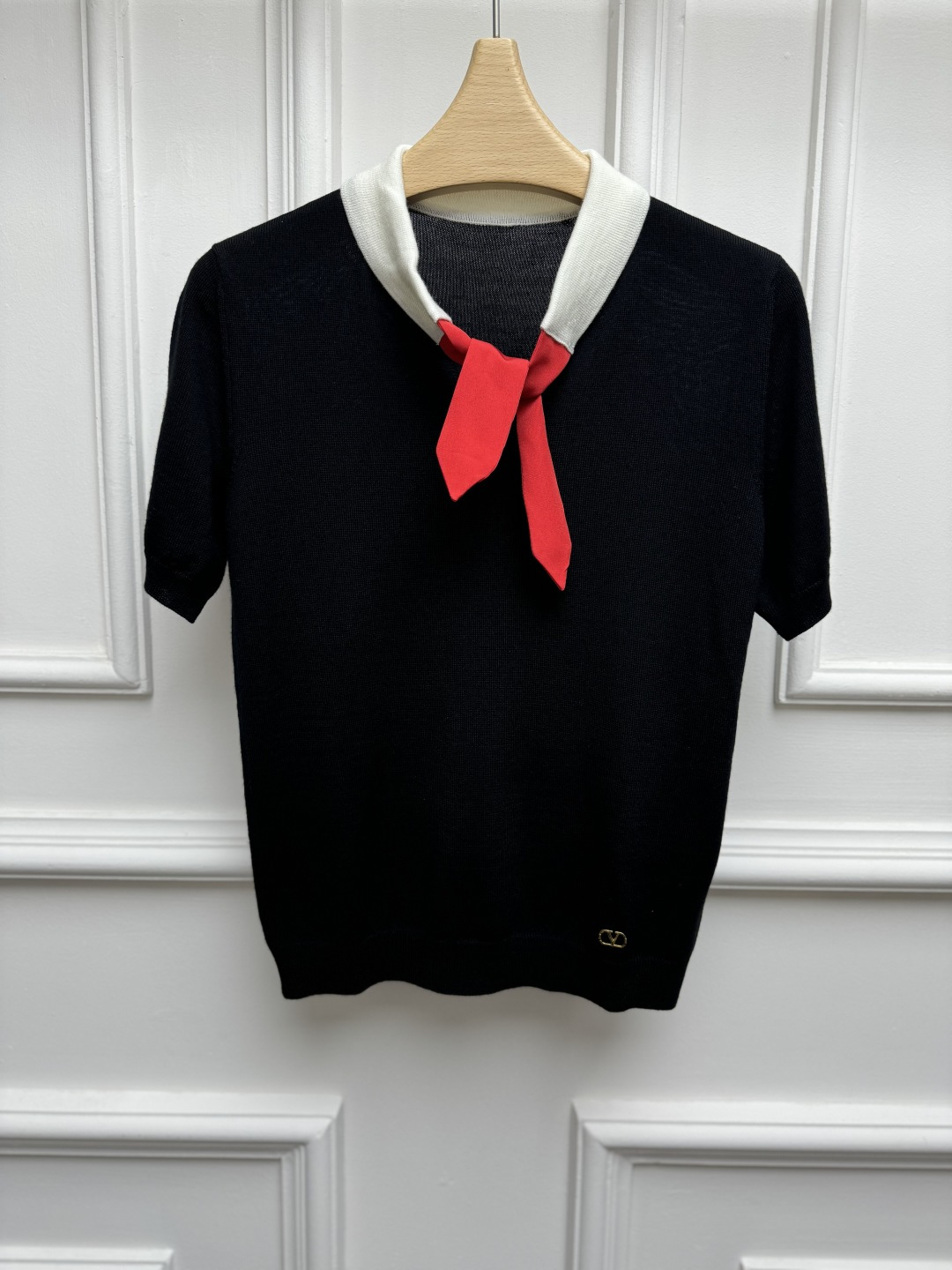 NO:891836,Spring and summer new styles are available Valentino lace-up short sleeves 2026 spring and summer series Bow tie neckline Black and white contrast design Hardware buckle logo logo decoration on the hem Age-reducing fashion personality Wool blended knitted fabric Soft and comfortable Slim fit The upper body is slim and elegant Sizes SML, valentino, T-shirt,19860909春夏新款上新啦 华伦天奴系带短袖 2026春夏系列 蝴蝶结系带领口 黑白撞色设计 下摆五金扣logo徽标装饰点缀 减龄时髦个性 羊毛混纺针织面料 柔软舒适 修身版型 上身显瘦又气质 尺码SML,,valentino,T-shirt,,Women's clothing