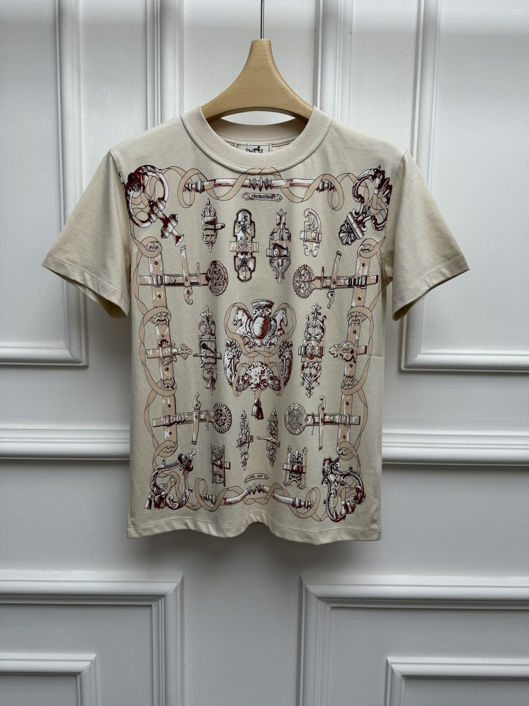 NO:891840,New spring and summer styles are available. H family equestrian print T-shirt 2026 spring and summer series. Round neck design. Equestrian multi-element print pattern. Retro and fashionable. Full of artistic sense. Customized pure cotton fabric. Soft, comfortable and breathable. Normal fit. The upper body is slim and elegant. Sizes are SML, tees, t-shirt,19860909春夏新款上新啦 H家马术印花T恤 2026春夏系列 圆领领口设计 采用马术多元素印花图案 复古时髦 满满的艺术感 定制纯棉面料 柔软舒适透气 正常版型 上身显瘦又气质 尺码SML,,tees，t-shirt,,Women's clothing