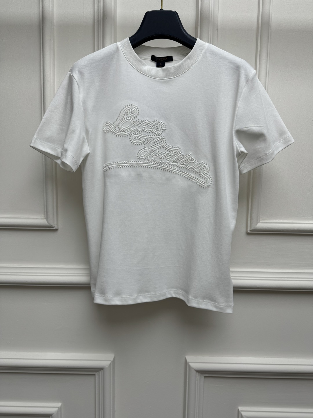 NO:891844,New spring and summer styles are available. L's signature embroidered T-shirt 2026 spring and summer series. Round neck design. Exquisite three-dimensional handwritten logo embroidery pattern. Fashionable and advanced color matching. Customized pure cotton fabric. Soft, comfortable and breathable. Normal fit. The upper body looks slim and elegant. Sizes SML, Louis Vuitton, tees, t-shirt,19860909春夏新款上新啦 L家签名刺绣T恤 2026春夏系列 圆领领口设计 精致立体的手写体标识刺绣图案 配色时髦高级 定制纯棉面料 柔软舒适透气 正常版型 上身显瘦又气质 尺码SML,,louis vuitton,tees，t-shirt,,Women's clothing