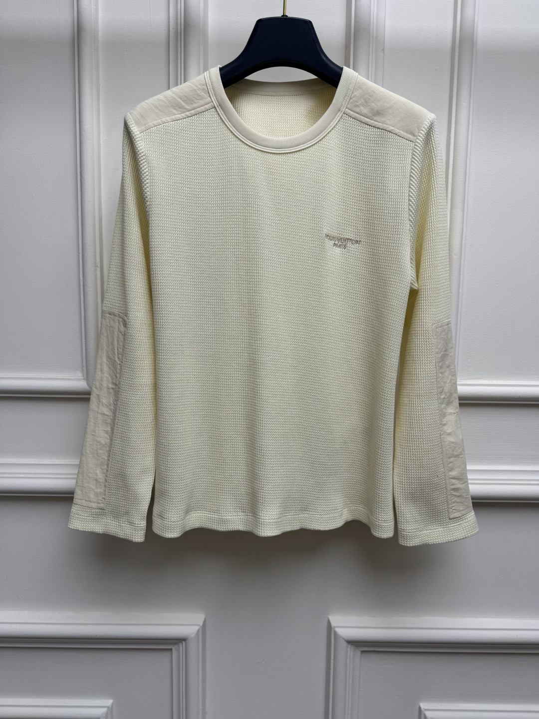 NO:891848,Spring and summer new styles are available. L's waffle long-sleeved T-shirt 2026 spring and summer series. Round ribbed neckline. Waffle texture splicing design. Letter logo embroidery embellishment on the chest. Exquisite and fashionable high-end waffle cotton fabric. Fresh texture. Comfortable and skin-friendly. Loose fit. The upper body is versatile and elegant. Sizes SML, Louis Vuitton, tees, t-shirt,19860909春夏新款上新啦 L家华夫格长袖T恤 2026春夏系列 圆领罗纹领口 华夫格纹理拼接设计 胸前字母logo刺绣点缀 精致时髦高级 华夫格棉面料 纹理清新 舒适亲肤 宽松版型 上身百搭又气质 尺码SML,,louis vuitton,tees，t-shirt,,Women's clothing