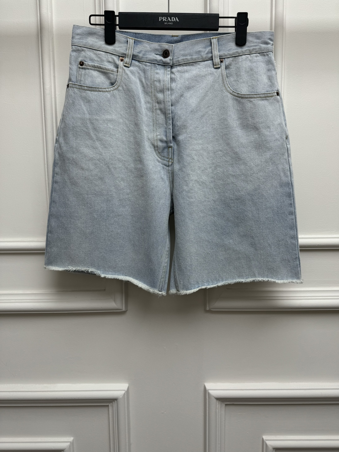 NO:891859,New spring and summer styles are available. P light blue five-point jeans 2026 spring and summer series. Raw edge design on trouser legs. Logo leather label decoration on the back. Logo embroidery with letters on the pockets. Retro and fashionable. Classic light blue washed denim fabric. Soft, comfortable and breathable. High-waisted straight version. The upper body is slim and elegant. Size SML,,jeans,19860909春夏新款上新啦 P家浅蓝五分牛仔裤 2026春夏系列 裤腿毛边设计 后背logo皮标装饰 口袋字母刺绣徽标点缀 复古又自带时髦感 经典浅蓝水洗牛仔面料 柔软舒适透气 高腰直筒版型 上身显瘦又气质 尺码SML,,jeans,,Women's clothing