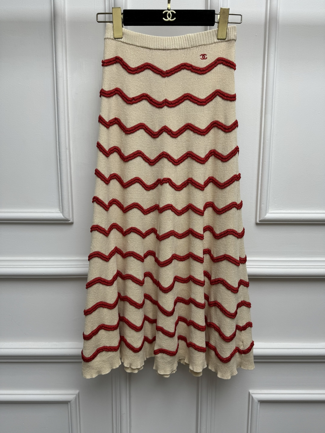NO:891867,New spring and summer styles are available. Xiangjia wave pattern skirt 2026 summer beach series Elastic waistband Wave stripe contrasting design Classic double logo embroidery embellishment Age-reducing fashionable style Cotton knitted fabric Comfortable and skin-friendly A-line skirt version The upper body is slim and elegant Sizes SML, chanel, skirts,19860909春夏新款上新啦 香家波浪纹半身裙 2026夏季沙滩系列 松紧弹力腰头 波浪条纹撞色设计 经典双Clogo刺绣点缀 减龄时髦洋气 棉质针织面料 舒适亲肤 A字裙版型 上身显瘦又气质 尺码SML,,chanel,skirts,,Women's clothing