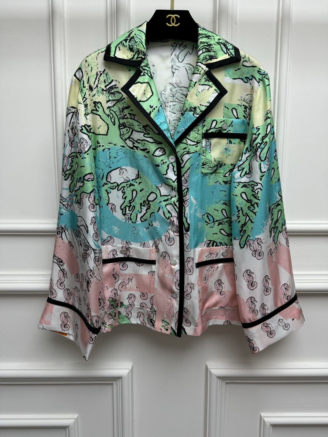 NO:891877,Spring and summer new styles are available. Xiangjia printed silk shirts. 2026 summer beach series. Lapel contrasting piping design. Nautical style series of printed patterns. Bright colors. Full of artistic sense. Customized silk fabric. Silky, comfortable and skin-friendly. Loose fit. The upper body is versatile and elegant. Sizes SML,,chanel,real silk,19860909春夏新款上新啦 香家印花真丝衬衣 2026夏季沙滩系列 翻领撞色滚边设计 航海风系列印花图案 色彩鲜艳 满满的艺术感 定制真丝面料 丝滑舒适亲肤 宽松版型 上身百搭又气质 尺码SML,,chanel,real silk,,Women's clothing