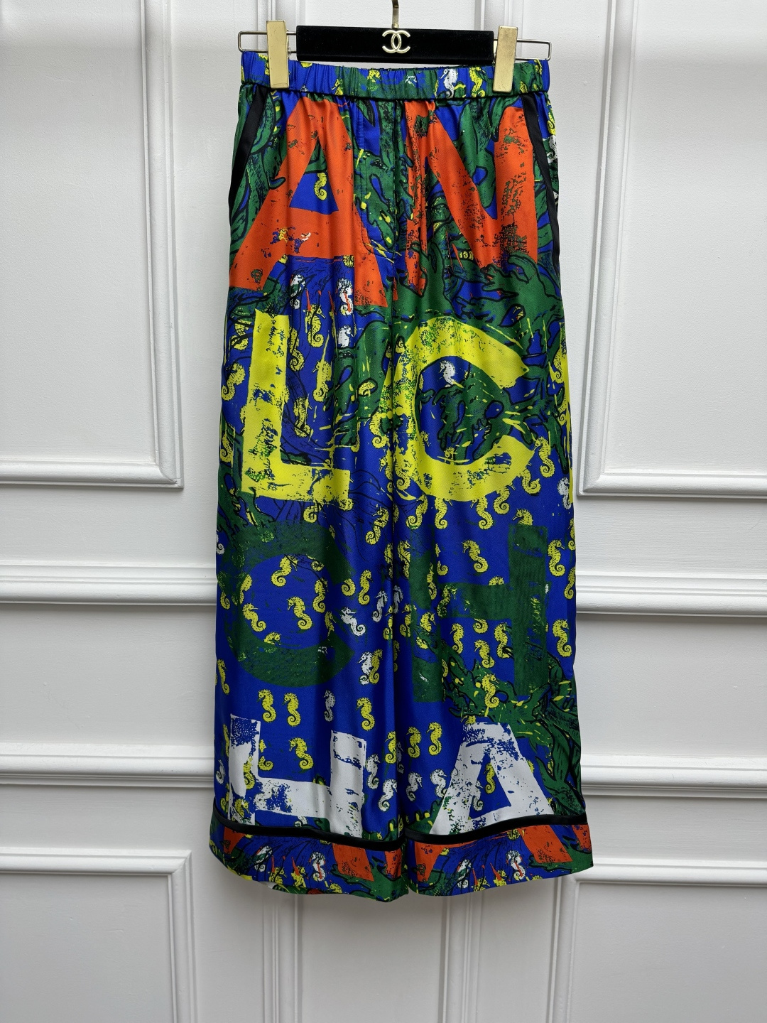 NO:891887,Spring and summer new styles are available. Chanel printed silk wide-leg pants. 2026 summer beach series. Elastic elastic waistband. Contrast color piping design. Nautical style series of printed patterns. Bright colors. Full of artistic sense. Customized silk fabric. Super texture. Straight-leg wide-leg pants version. The upper body is slim and elegant. Sizes SML,,chanel,real silk,19860909春夏新款上新啦 香家印花真丝阔腿裤 2026夏季沙滩系列 松紧弹力腰头 撞色滚边设计 航海风系列印花图案 色彩鲜艳 满满的艺术感 定制真丝面料 超有质感 直筒阔腿裤版型 上身显瘦又气质 尺码SML,,chanel,real silk,,Women's clothing