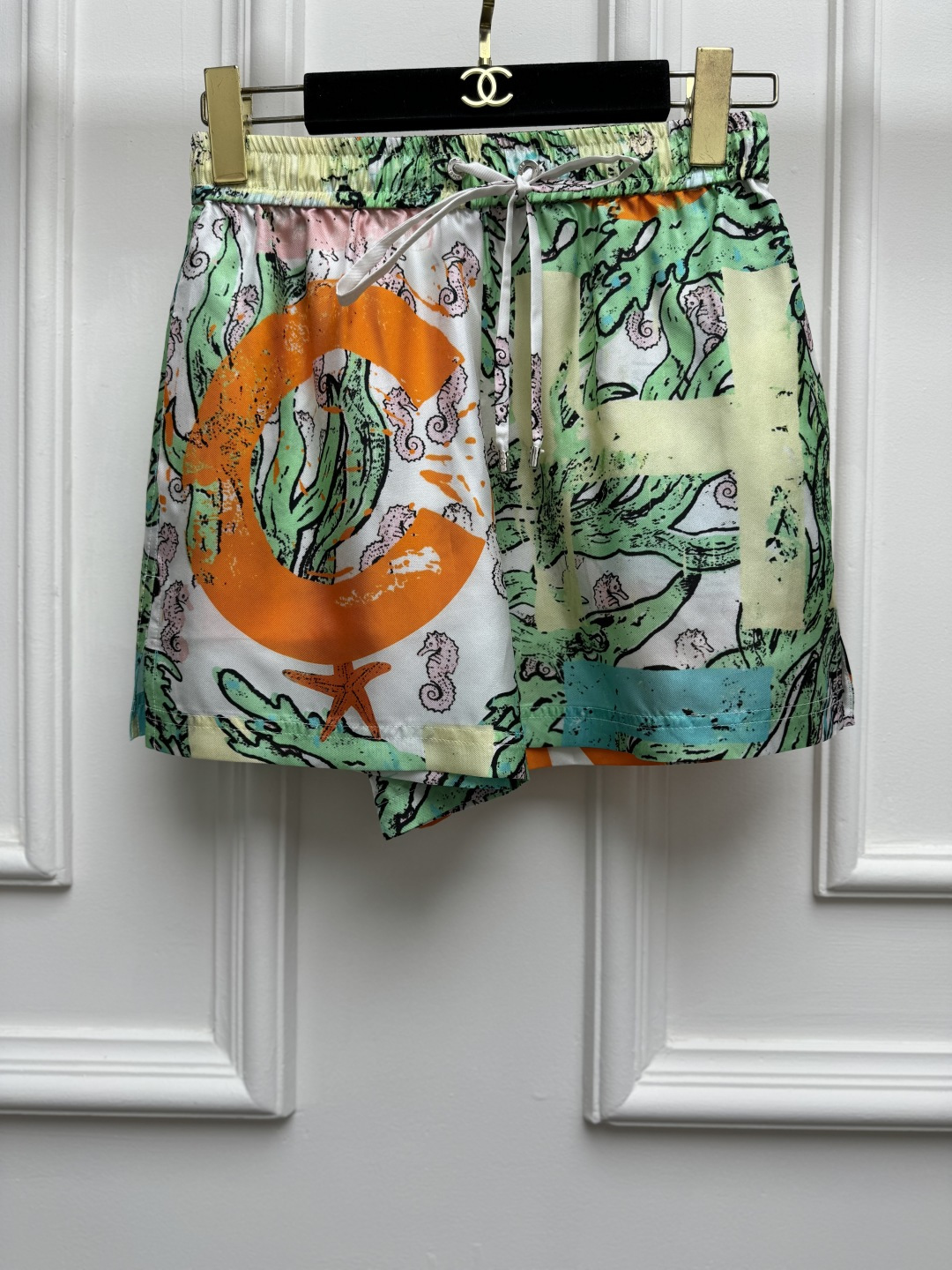 NO:891860,Spring and summer new styles are available. Chanel printed silk shorts. 2026 summer beach series. Elastic elastic waist design. Nautical style series of printed patterns. Bright colors. Full of artistic sense. Customized silk fabric. Super texture. Straight-leg wide-leg pants version. The upper body is slim and elegant. Sizes SML,,chanel,shorts,real silk,19860909春夏新款上新啦 香家印花真丝短裤 2026夏季沙滩系列 松紧弹力腰头设计 航海风系列印花图案 色彩鲜艳 满满的艺术感 定制真丝面料 超有质感 直筒阔腿裤版型 上身显瘦又气质 尺码SML,,chanel,shorts,real silk,,Women's clothing