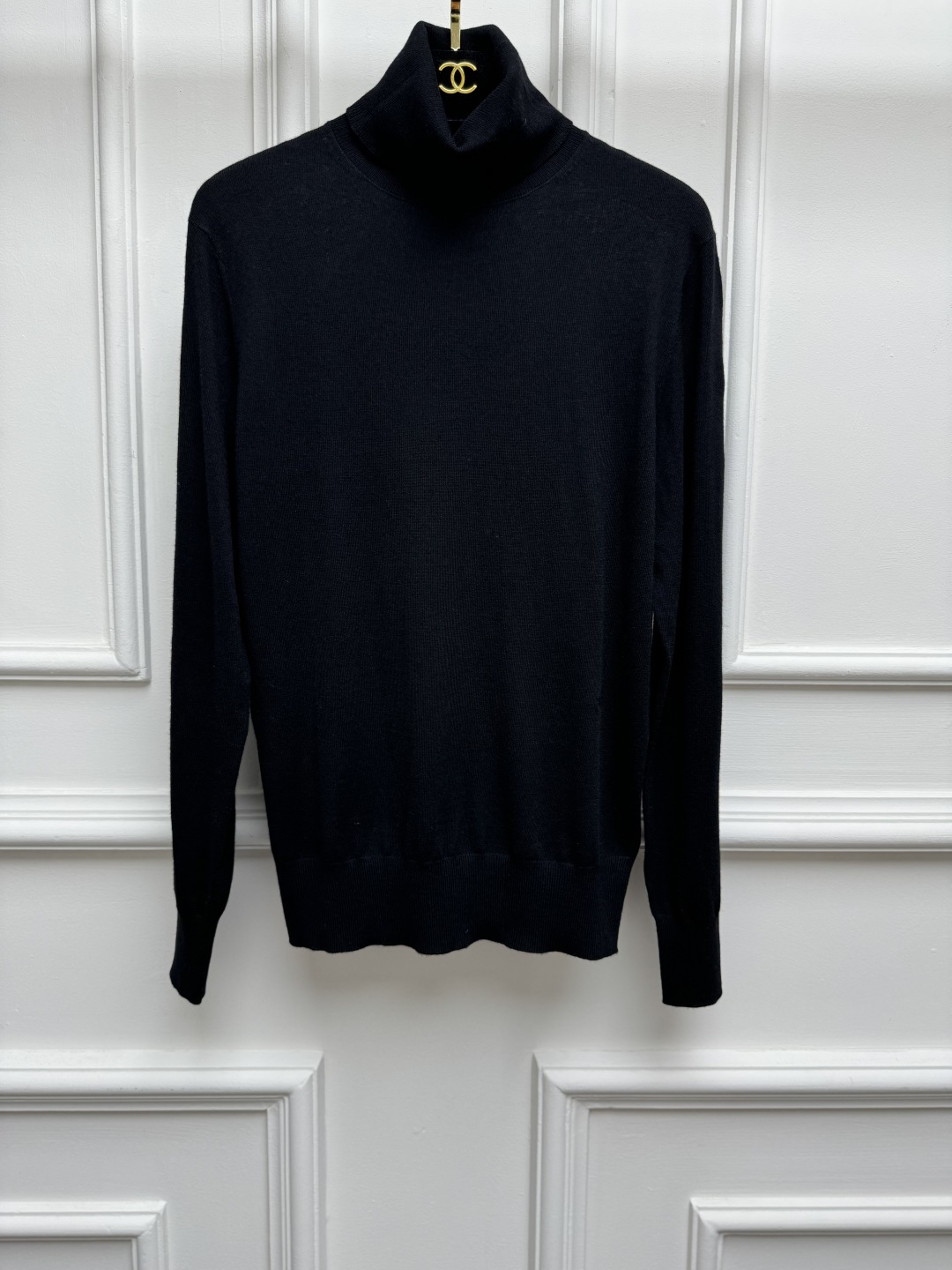 NO:891864,The new style of early autumn is available. Xiangjia high-neck knitted sweater 2026 early autumn series. High-neck neck design. Double C embroidery pattern embellishment on the hem. Exquisite, fashionable and high-end. Cashmere blended knitted fabric. Comfortable and skin-friendly. Stretch slim fit. The upper body is slim and elegant. Sizes SML,,chanel,sweaters,19860909早秋新款上新啦 香家高领针织毛衣 2026早秋系列 高领领口设计 下摆双C刺绣图案点缀 精致时髦高级 羊绒混纺针织面料 舒适亲肤 弹力修身版型 上身显瘦又气质 尺码SML,,chanel,sweaters,,Women's clothing