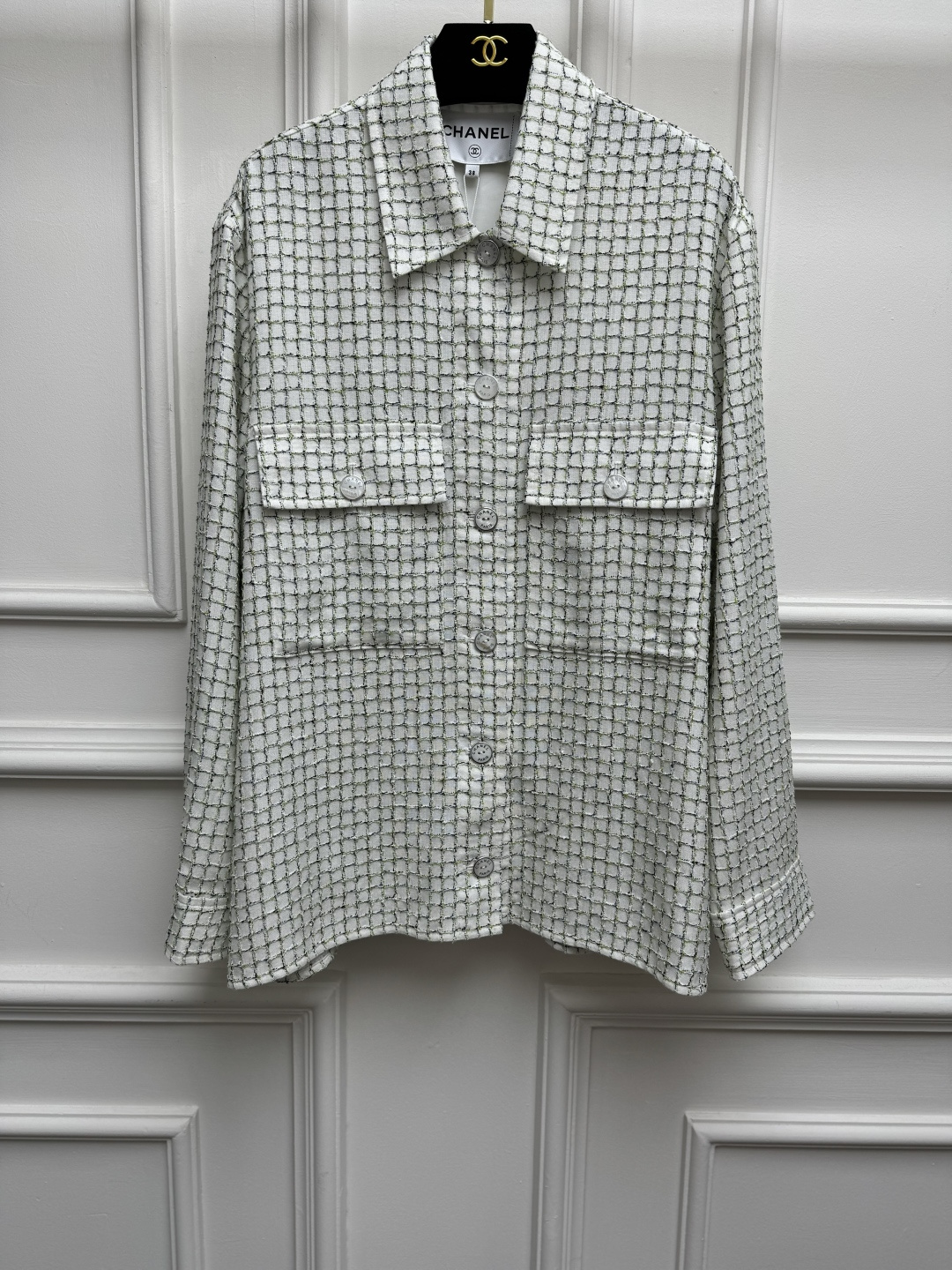 NO:891868,Spring and summer new styles are available. Xiangjia plaid tweed shirt 2026 spring and summer series. Single-breasted lapel design. Exquisite logo button decoration. Green-toned plaid color. Lazy, fashionable and advanced. Customized tweed fabric. Soft and comfortable. Loose fit. The upper body is versatile and elegant. Sizes SML,,chanel,shirts,19860909春夏新款上新啦 香家格纹粗花呢衬衫 2026春夏系列 翻领单排扣设计 精致logo纽扣装饰点缀 绿色调格纹配色 慵懒时髦高级 定制粗花呢面料 柔软舒适 宽松版型 上身百搭又气质 尺码SML,,chanel,shirts,,Women's clothing