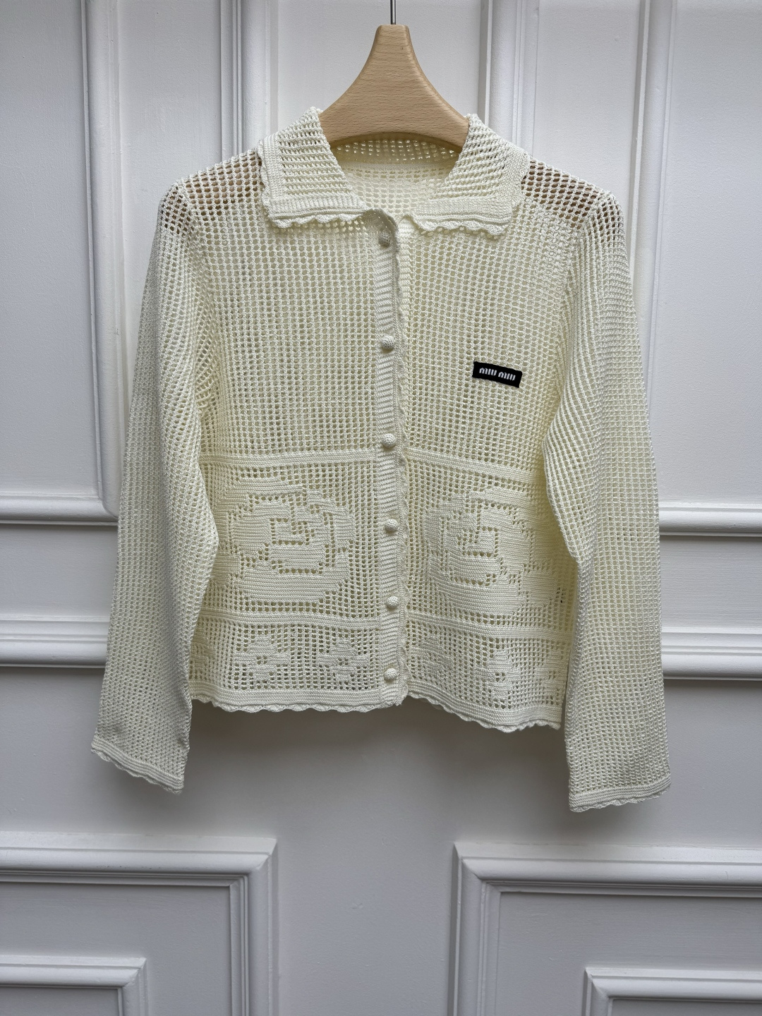 NO:892243,New spring and summer models are available Miu crochet knitted cardigan 2026 spring and summer series Single-breasted lapel design Exquisite hollow knitting pattern Letter logo embroidery embellishment The color is gentle and sweet, fashionable and age-reducing Thick needles and stiff crochet knitted fabric Short version The upper body is slim and elegant Size SML,,miumiu,19860909春夏新款上新啦 Miu钩花针织开衫 2026春夏系列 翻领单排扣设计 精致镂空编织花纹 字母徽标刺绣点缀 配色温柔甜美 时髦减龄 粗针硬挺钩花针织面料 短款版型 上身显瘦又气质 尺码SML,,miumiu,,Women's clothing