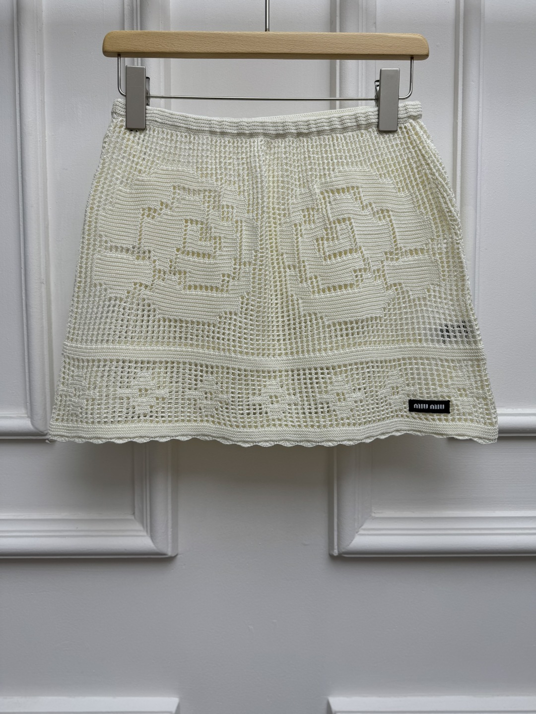 NO:892246,New spring and summer new styles Miu crochet knitted skirt 2026 spring and summer series Elastic waistband design Exquisite hollow knitting pattern Letter logo embroidery embellishment The color is gentle and sweet, fashionable and age-reducing Thick needle stiff crochet knitted fabric High-waisted A-line version The upper body is slim and elegant Sizes SML,,miumiu,skirts,19860909春夏新款上新啦 Miu钩花针织半裙 2026春夏系列 松紧弹力腰头设计 精致镂空编织花纹 字母徽标刺绣点缀 配色温柔甜美 时髦减龄 粗针硬挺钩花针织面料 高腰A字版型 上身显瘦又气质 尺码SML,,miumiu,skirts,,Women's clothing