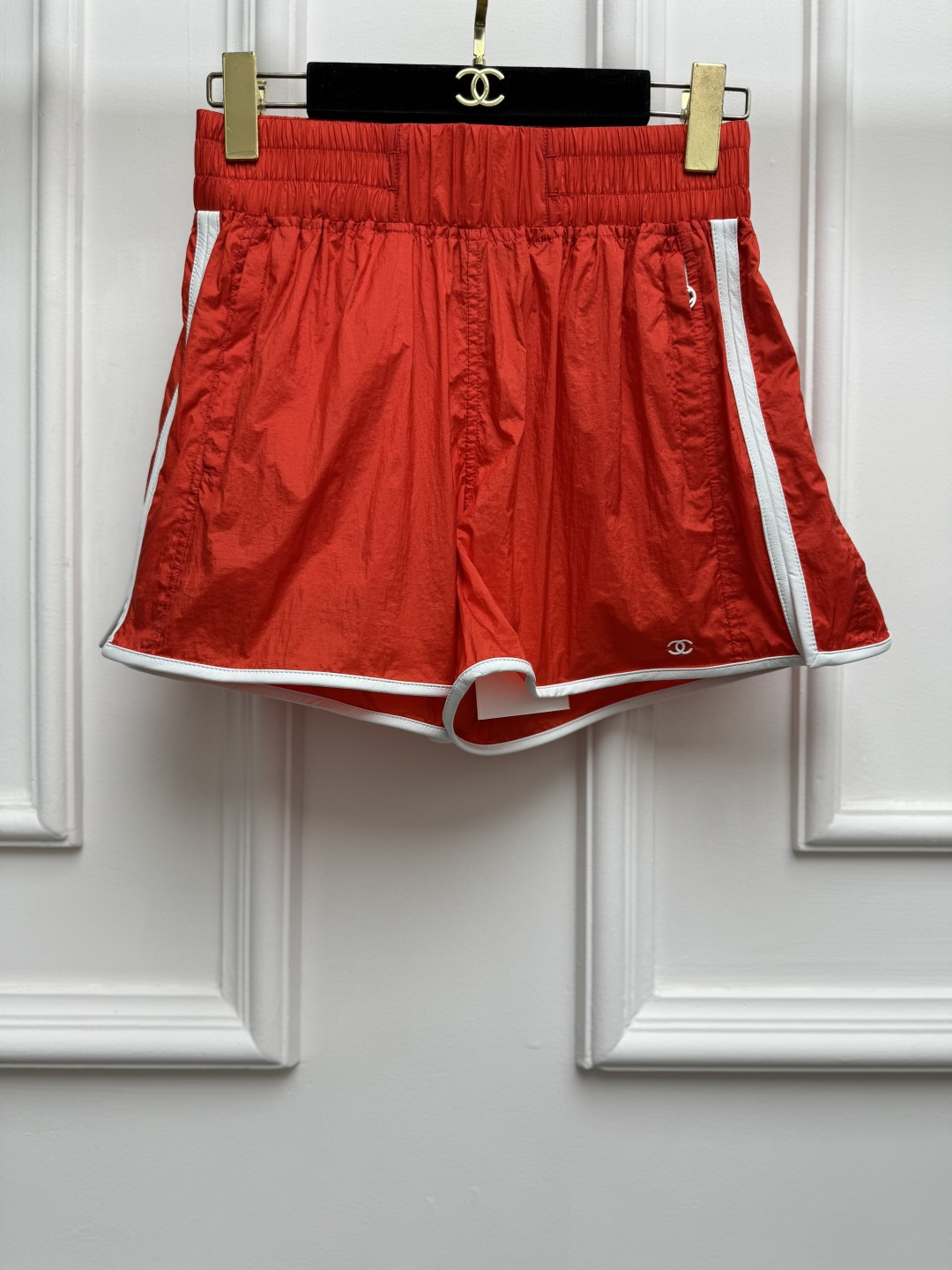 NO:892256,New spring and summer styles are available. Xiangjia nylon sports shorts 2026 summer beach series. Elastic elastic waistband design. Contrast color craftsmanship on leather edges. Double logo embroidery embellishment on the hem. Casual, fashionable and age-reducing. Imported recycled nylon fabric. Light, comfortable and breathable. Wide-leg shorts version. The upper body is slim and elegant. Sizes SML,,chanel,shorts,19860909春夏新款上新啦 香家尼龙运动短裤 2026夏季沙滩系列系列 松紧弹力腰头设计 皮革包边撞色工艺 下摆双Clogo刺绣点缀 休闲时髦减龄 进口再生尼龙面料 轻薄舒适透气 阔腿短裤版型 上身显瘦又气质 尺码SML,,chanel,shorts,,Women's clothing