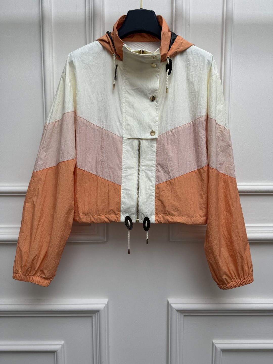 NO:893777,Spring and summer new styles are coming. L family gradient sun protection jacket 2026 spring and summer series. Stand-up collar and hooded design. Three-stage layered contrast color. Off-white + nude pink + orange soft gradient color. Full of summer atmosphere. Imported recycled nylon fabric. Light, comfortable and breathable. Short version. The upper body is slim and elegant. Sizes SML, Louis Vuitton, jackets & coats, hats,19860909春夏新款上新啦 L家渐变防晒外套 2026春夏系列 立领连帽设计 三段式分层撞色 米白+裸粉+橙色柔和渐变配色 夏日氛围感十足 进口再生尼龙面料 轻薄舒适透气 短款版型 上身显瘦又气质 尺码SML,,louis vuitton,jackets & coats,hats,,Women's clothing