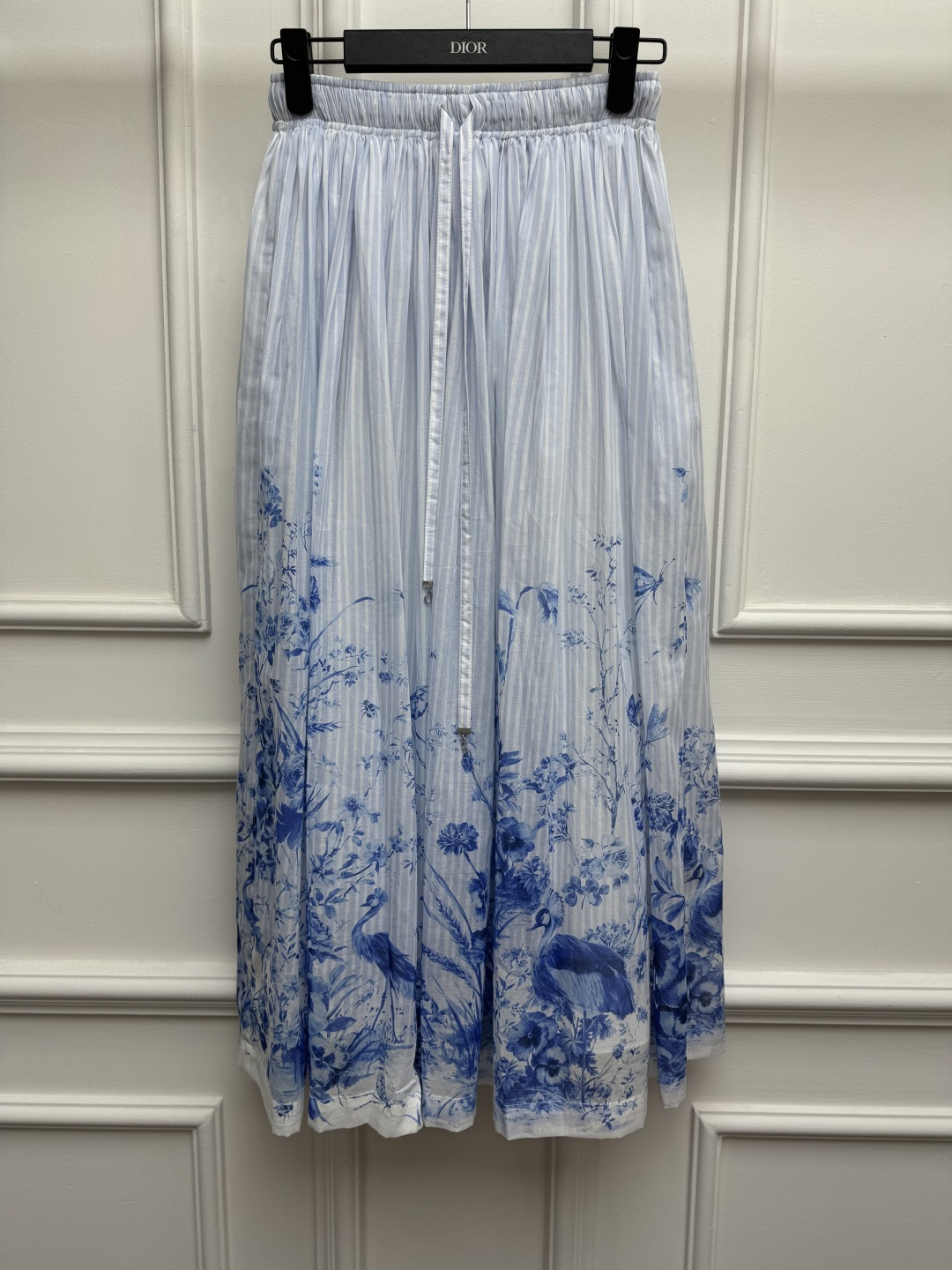 NO:893364,New spring and summer styles are available. D's printed skirt, 2026 spring and summer series. Elastic waist drawstring design. Blue and white porcelain and bird print patterns, CD decorative drawstring embellishment. Fresh and elegant, full of artistic sense. Customized pure cotton fabric. Soft and comfortable. High-waisted A-line version. Modifies the body shape. The upper body is slim and elegant. Sizes SML, dior, skirts,19860909春夏新款上新啦 D家印花半身裙 2026春夏系列 松紧弹力腰头抽绳设计 采用青花瓷和鸟类印花图案 CD装饰抽绳点缀 清新优雅 艺术感满满 定制纯棉面料 柔软舒适 高腰A字版型 修饰身形 上身显瘦又气质 尺码SML,,dior,skirts,,Women's clothing