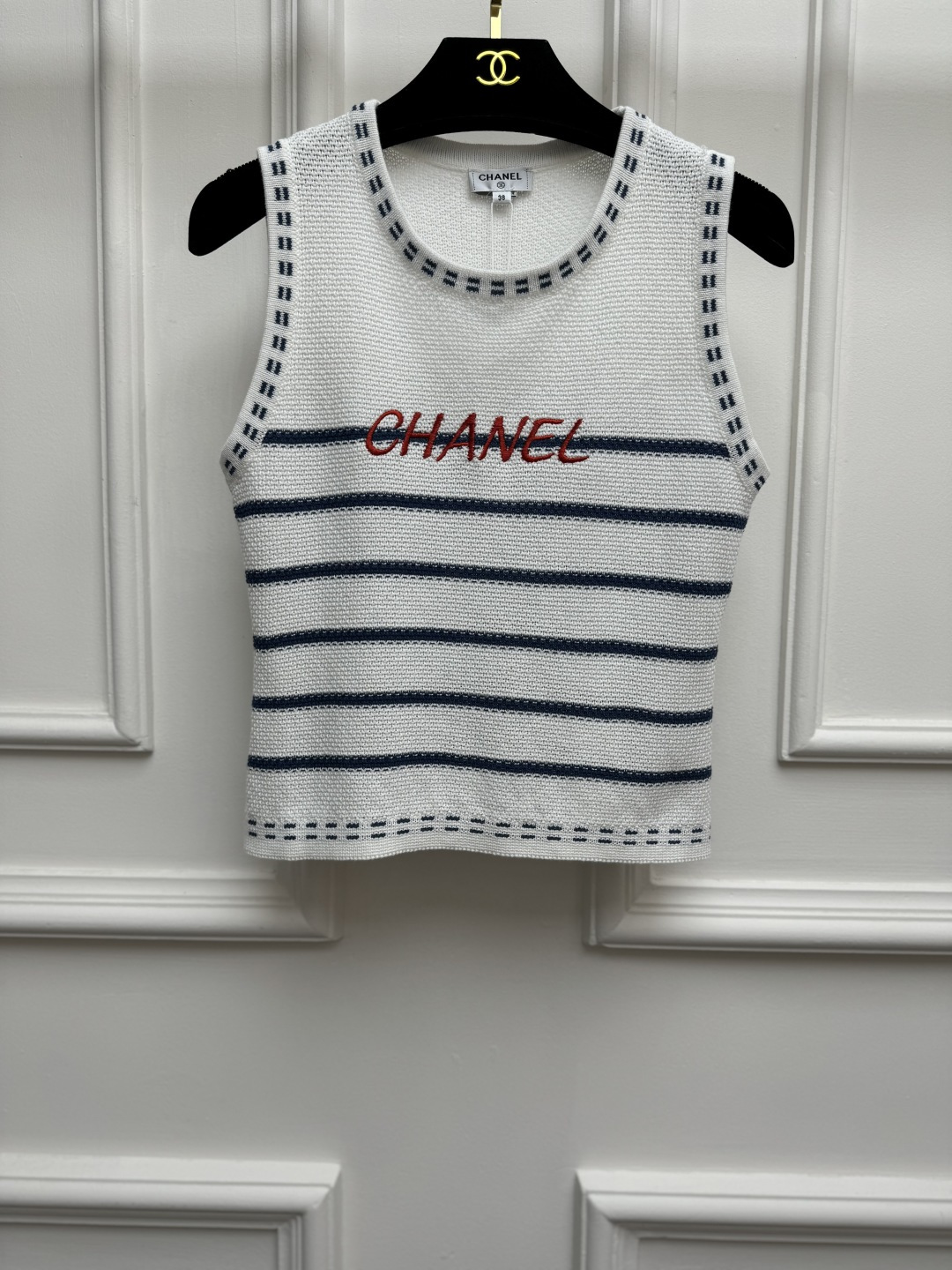 NO:907400,New spring and summer styles are available. Chanel contrast striped vest 2026 spring and summer series. Round neck design. Letter logo embroidered embellishment on the chest. Contrast stripes reduce age and are fashionable. Cotton blended knitted fabric. Soft and comfortable. Short version. The upper body is slim and elegant. Size SML,,chanel,19860909春夏新款上新啦 香家撞色条纹背心 2026春夏系列 圆领领口设计 胸前字母logo刺绣点缀 撞色条纹减龄时髦洋气 棉质混纺针织面料 柔软舒适 短款版型 上身显瘦又气质 尺码SML,,chanel,,Women's clothing