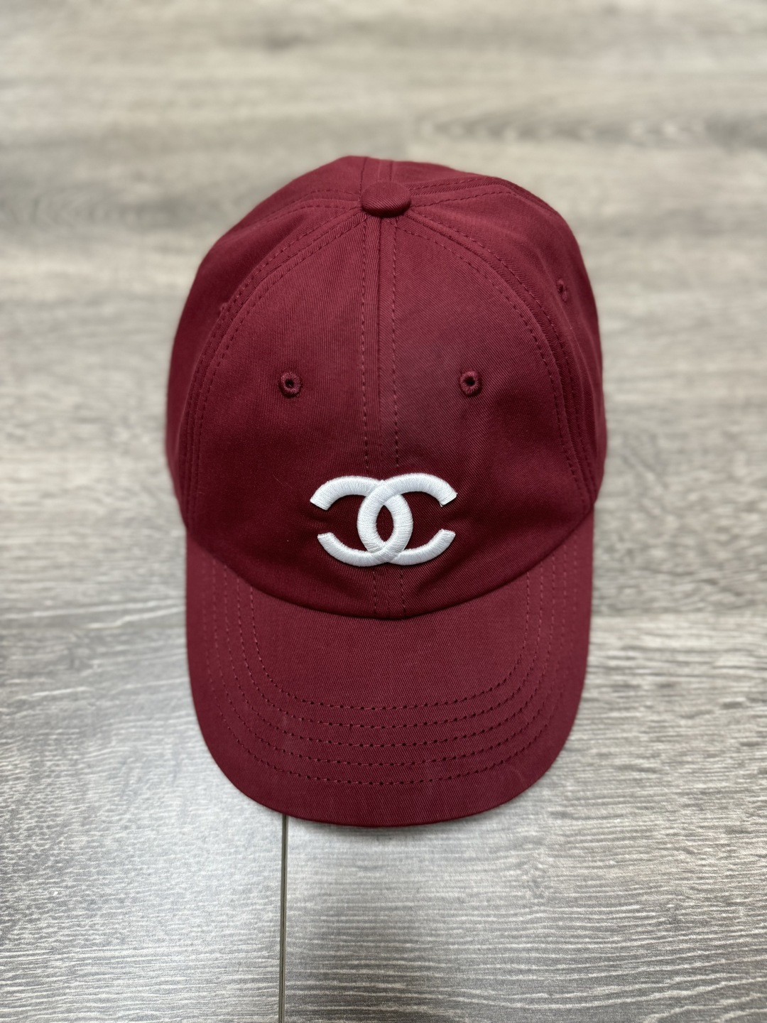 NO:907391,New spring and summer new styles are available. Xiangjia denim baseball cap 2026 spring and summer series. Classic double C embroidery logo embellishment. Fashionable and high-end color matching. Denim denim cotton fabric. Soft and comfortable. Versatile artifact. Full of fashionable atmosphere. Chanel, hats,19860909春夏新款上新啦 香家牛仔棒球帽 2026春夏系列 经典双C刺绣logo点缀 配色时髦高级 丹宁牛仔棉质面料 柔软舒适 百搭神器 时髦氛围感拉满,,chanel,hats,,Women's clothing