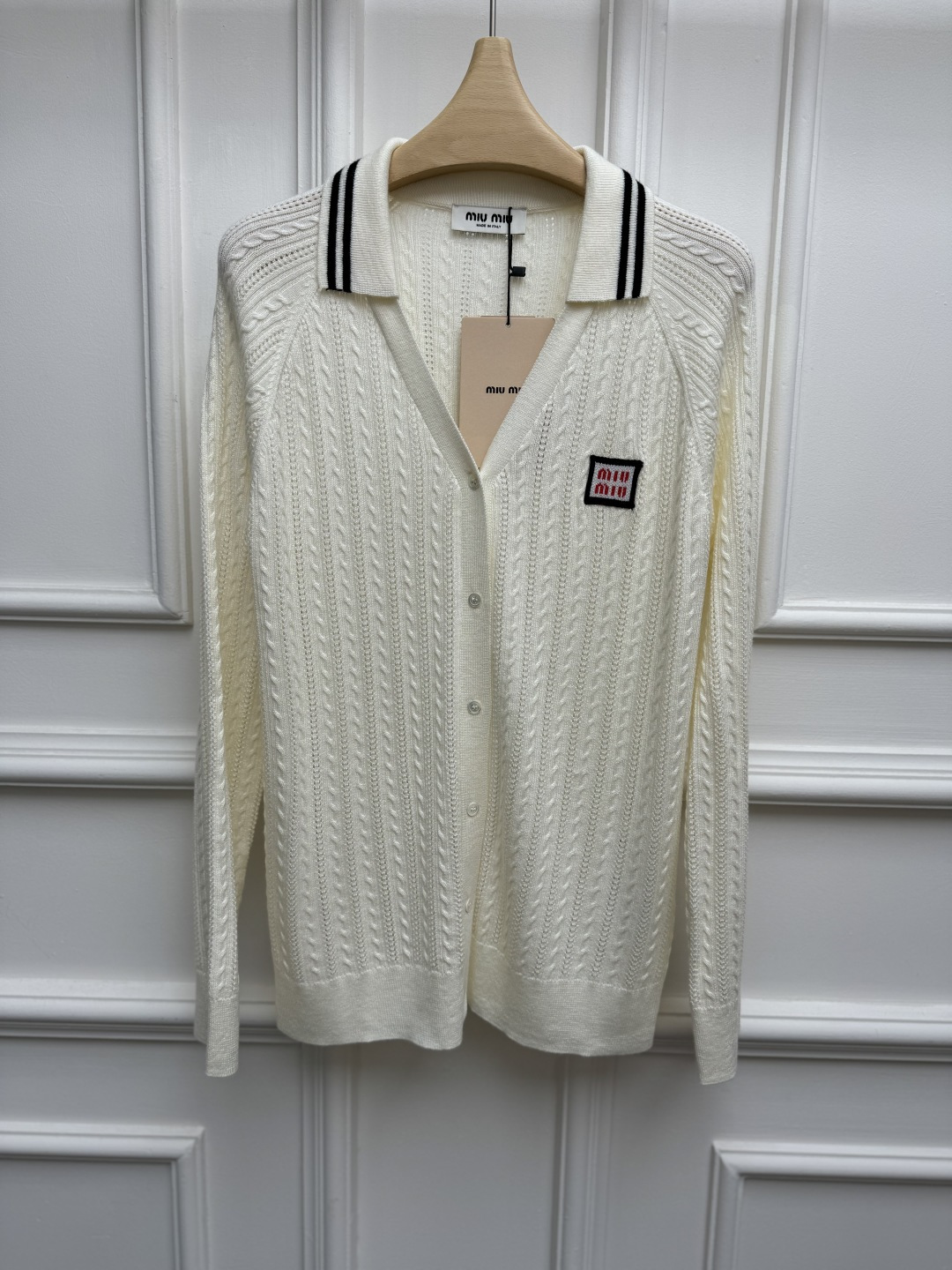 NO:907367,New spring and summer new styles Miu cable cashmere polo cardigan 2026 spring and summer series Lapel neck design Black and white stripes contrast stitching Three-dimensional cable weave texture Square letter logo embellishment on the chest Age-reducing college style Cashmere blended knitted fabric Soft and comfortable Normal fit The upper body looks slim and elegant Size SML,,miumiu,19860909春夏新款上新啦 Miu绞花羊绒polo开衫 2026春夏系列 翻领领口设计 黑白条纹撞色拼接 立体绞花编织纹理 胸前方形字母logo徽标点缀 减龄学院风 羊绒混纺针织面料 软糯舒适 正常版型 上身显瘦又气质 尺码SML,,miumiu,,Women's clothing