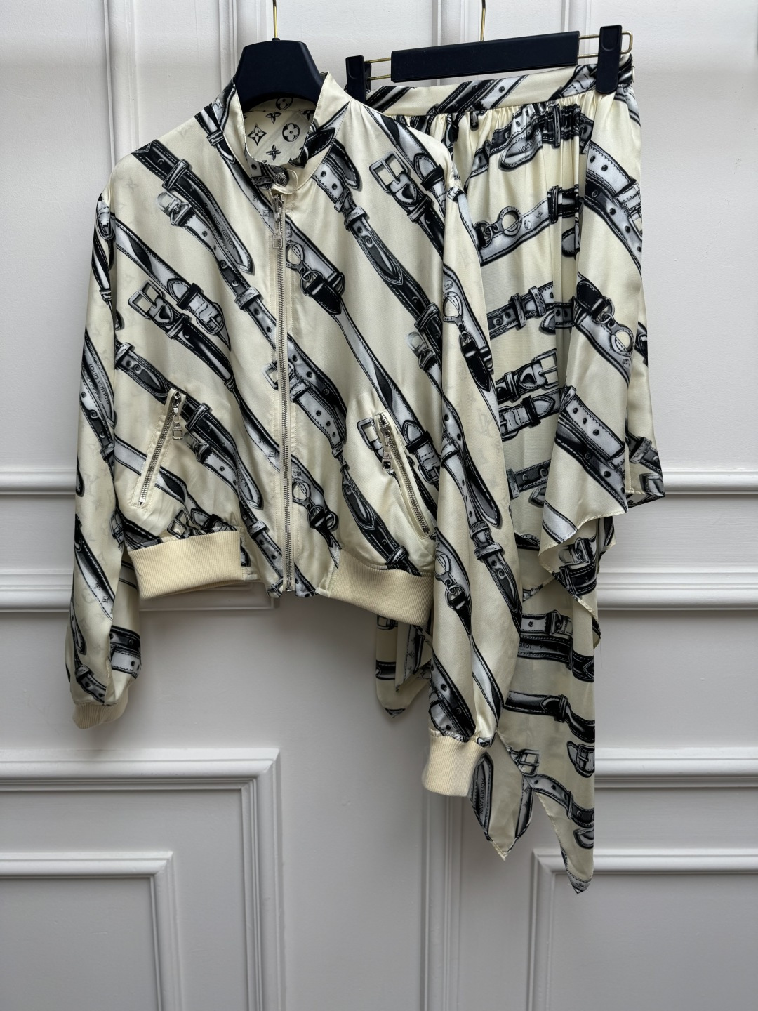 NO:907355,Spring and summer new styles are coming. L's double-sided silk jacket 2026 spring and summer series. Stand-up collar zipper design. Reversible. One side is black and white hand-painted belt print pattern. One side is presbyopia print pattern. Fashionable personality. Customized silk fabric. Comfortable and skin-friendly. Loose fit. The upper body is elegant and versatile. Sizes SML, Louis Vuitton, jackets & coats, real silk,19860909春夏新款上新啦 L家双面真丝外套 2026春夏系列 立领拉链设计 双面可穿 一面黑白手绘皮带印花图案 一面老花印花图案 时髦个性 定制真丝面料 舒适亲肤 宽松版型 上身气质又百搭 尺码SML,,louis vuitton,jackets & coats,real silk,,Women's clothing
