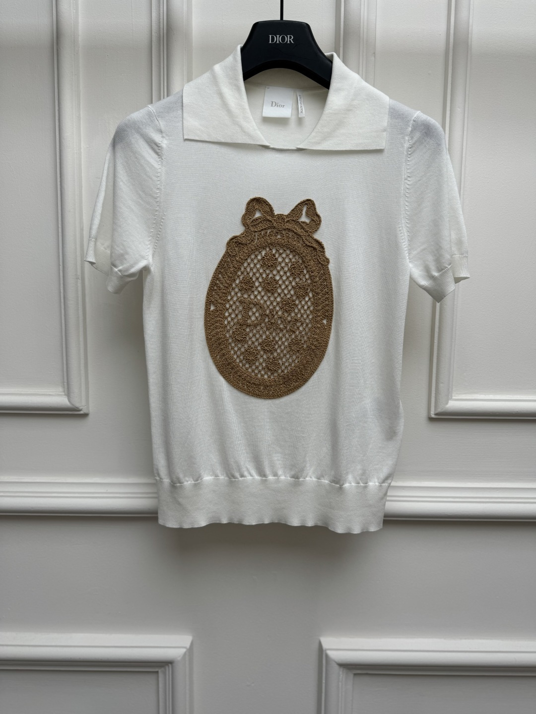 NO:907345,New spring and summer styles are available. D family badge hollow short sleeves. 2026 spring and summer series. Classic lapel neck design. Bow mesh embroidery pattern on the chest. Letter logo decoration. Fashionable and elegant. Silk knitted fabric. Light, comfortable and breathable. Slim fit. The upper body is slim and elegant. Sizes SML, dior, T-shirt, real silk,19860909春夏新款上新啦 D家徽章镂空短袖 2026春夏系列 经典翻领领口设计 胸前蝴蝶结网状刺绣图案 字母logo装饰点缀 时髦优雅 真丝针织面料 轻薄舒适透气 修身版型 上身显瘦又气质 尺码SML,,dior,T-shirt,real silk,,Women's clothing