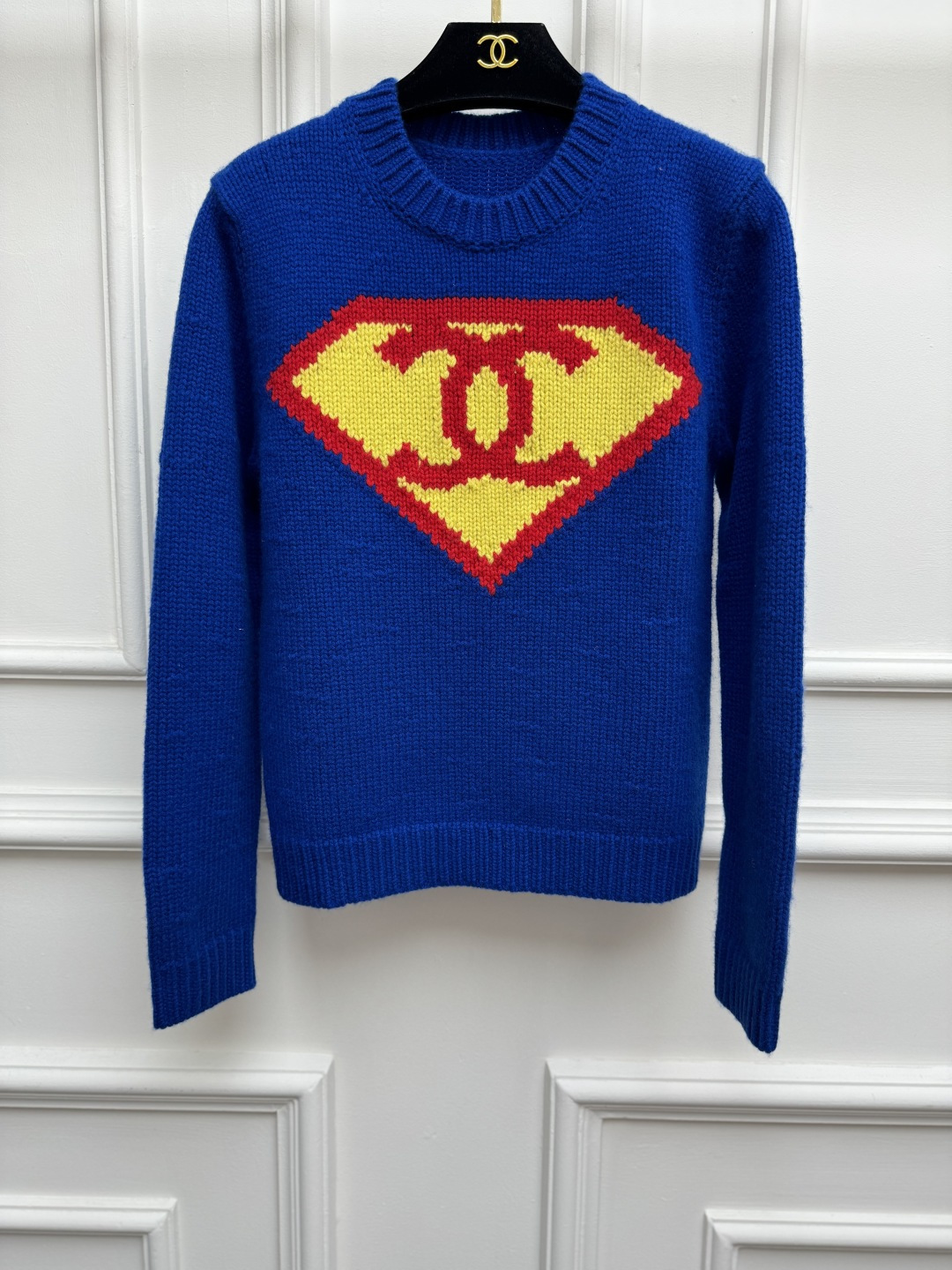 NO:908356,The new style for early autumn is new. The fragrance blue Superman sweater 2026 handmade workshop series. Round neck design. Double C jacquard pattern embellishment on the chest. Retro contrasting color and fashionable personality. Cashmere blended knitted fabric. Normal fit. The upper body is slim and versatile,,chanel,sweaters,19860909早秋新款上新啦 香家蓝色超人毛衣 2026手工坊系列 圆领领口设计 胸前双C提花图案点缀 复古撞色时髦个性 羊绒混纺针织面料 正常版型 上身显瘦又百搭,,chanel,sweaters,,Women's clothing