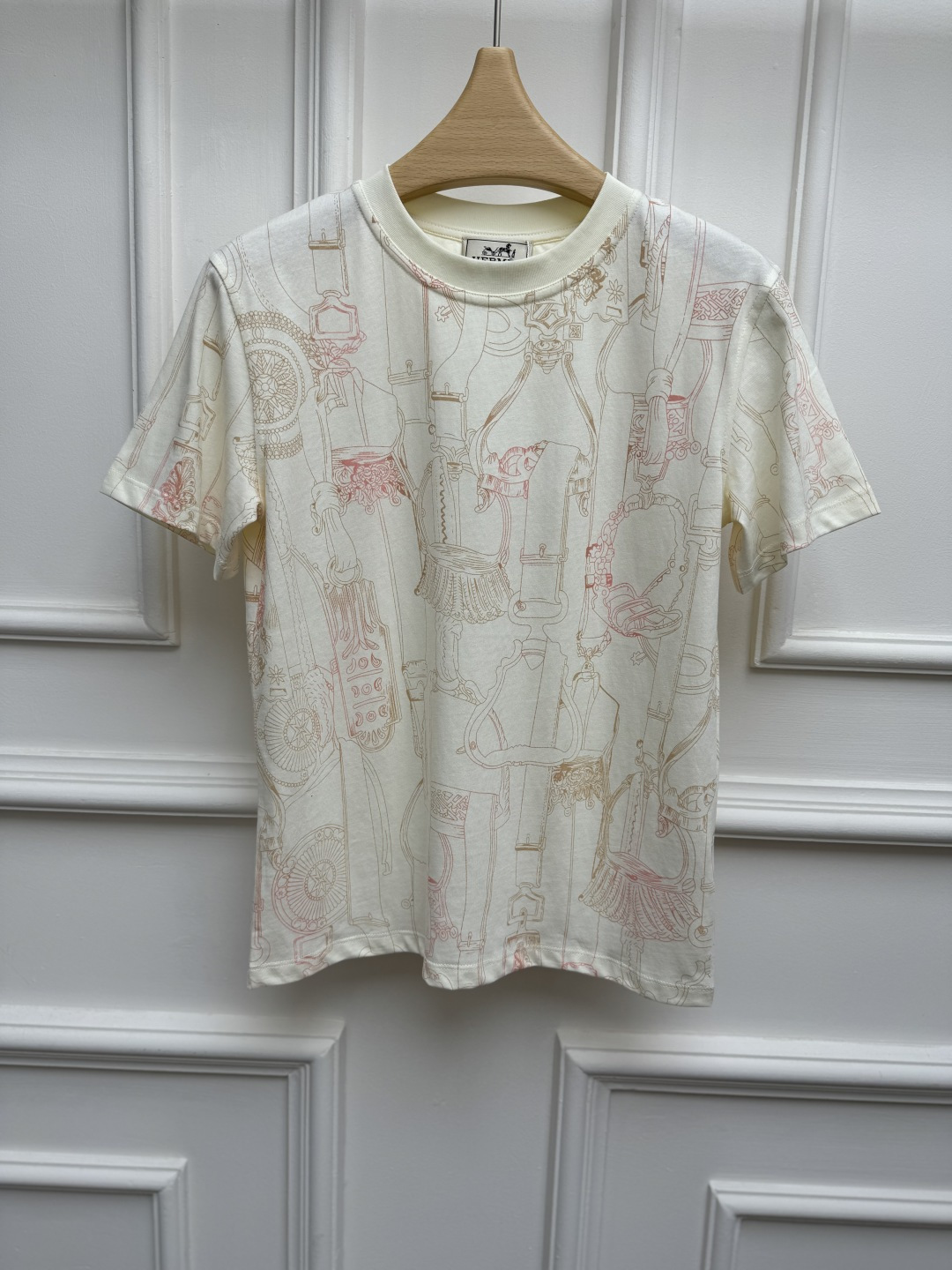 NO:908353,New styles for early spring are available. H family equestrian print T-shirt 2026 spring and summer series. Round neck design. Printed pattern using classic elements such as equestrian + harness + badge. Simple and fashionable, retro and high-end. Customized cotton fabric. Soft, comfortable and breathable. Normal fit. The upper body is slim and elegant. Sizes are SML, tees, t-shirt,19860909早春新款上新啦 H家马术印花T恤 2026春夏系列 圆领领口设计 采用马术+马具+徽章等经典元素印花图案 简约时髦 复古高级 定制纯棉面料 柔软舒适透气 正常版型 上身显瘦又气质 尺码SML,,tees，t-shirt,,Women's clothing