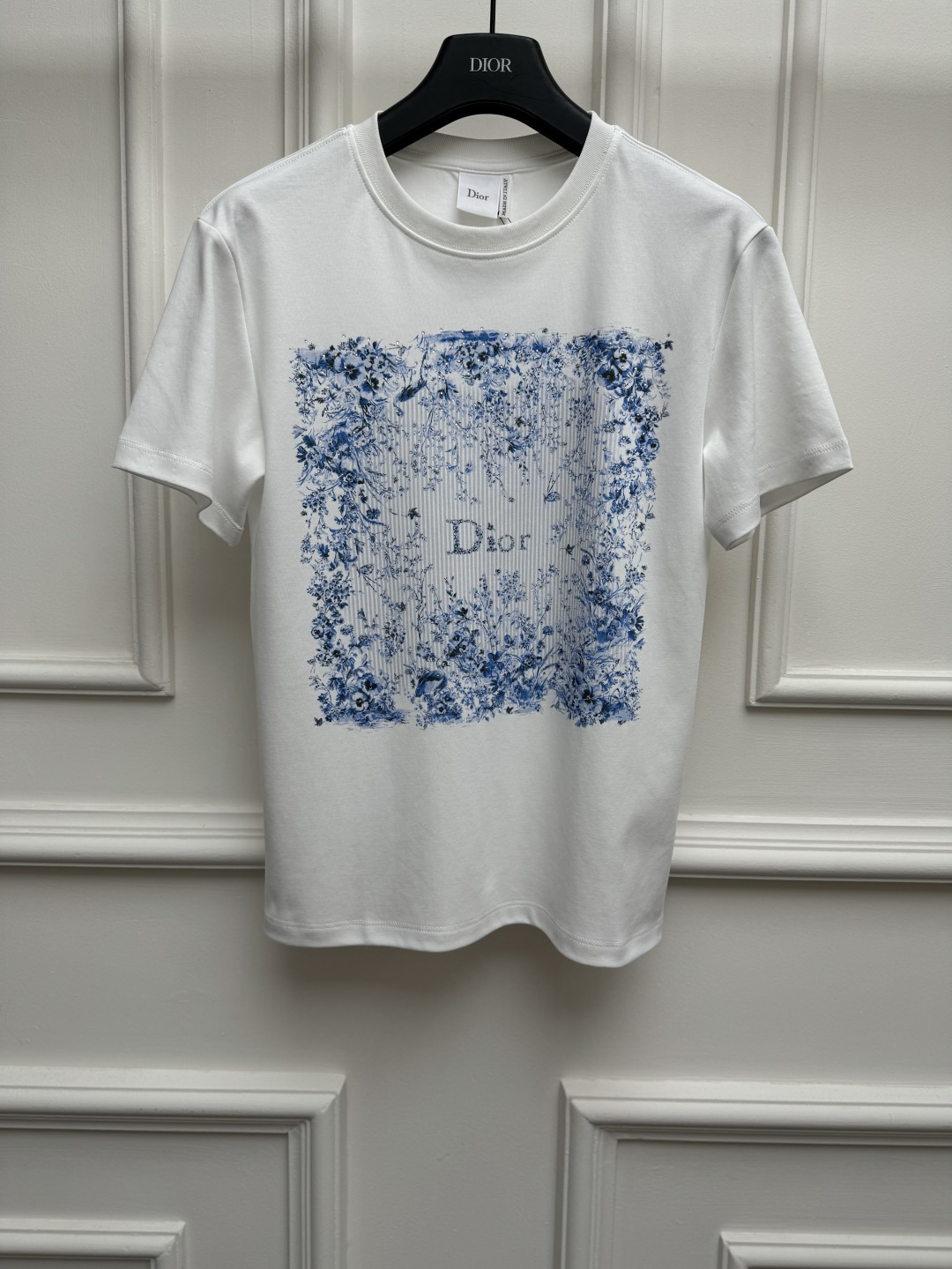 NO:908350,New spring and summer new styles D's hot diamond flower T-shirt 2026 spring and summer series Round neck neck design Colorful floral print pattern Heavy hot diamond embellishment Exquisite, elegant and fashionable Customized pure cotton fabric Soft, comfortable and breathable Normal fit The upper body looks slim and elegant Sizes SML, dior, tees, t-shirt,19860909春夏新款上新啦 D家烫钻花卉T恤 2026春夏系列 圆领领口设计 彩色花卉印花图案 重工烫钻点缀 精致优雅时髦 定制纯棉面料 柔软舒适透气 正常版型 上身显瘦又气质 尺码SML,,dior,tees，t-shirt,,Women's clothing
