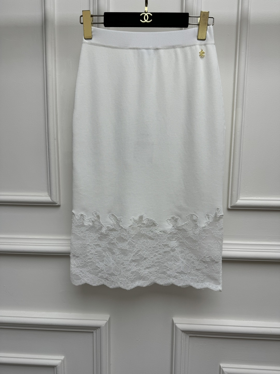 NO:909051,New styles for early autumn are available. Xiangjia lace splicing skirt 2026 handmade workshop series. Elastic elastic waistband. Lace splicing design. Metal double C logo decoration. Full of sexy and high-end charm. Silk knitted fabric. Cool and comfortable. A-line skirt version. The upper body is slim and elegant. Sizes SML,,chanel,skirts,real silk,19860909早秋新款上新啦 香家蕾丝拼接半身裙 2026手工坊系列 松紧弹力腰头 蕾丝花边拼接设计 金属双C徽标装饰点缀 尽显性感高级魅惑 真丝针织面料 冰凉舒适 A字半身裙版型 上身显瘦又气质 尺码SML,,chanel,skirts,real silk,,Women's clothing