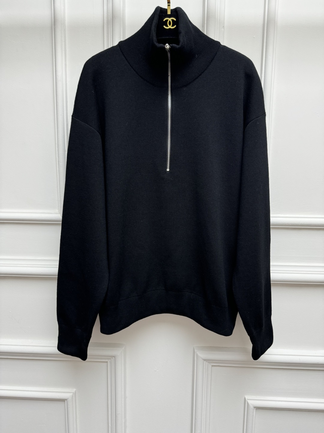 NO:909072,The new style for early autumn is available. Xiangjia half-zip sweater 2026 handmade workshop series. Half-zip lapel design. Double C metal logo decoration on the back. Simple yet distinctive. Full of high-end sense. Wool blended knitted fabric. Thick, soft and delicate. Loose fit. The upper body is versatile and elegant. Sizes SML,,chanel,sweaters,19860909早秋新款上新啦 香家半拉链毛衣 2026手工坊系列 半拉链翻领设计 后背双C金属logo徽标装饰点缀 简约不失特色 满满的高级感 羊毛混纺针织面料 厚实柔软细腻 宽松版型 上身百搭又气质 尺码SML,,chanel,sweaters,,Women's clothing