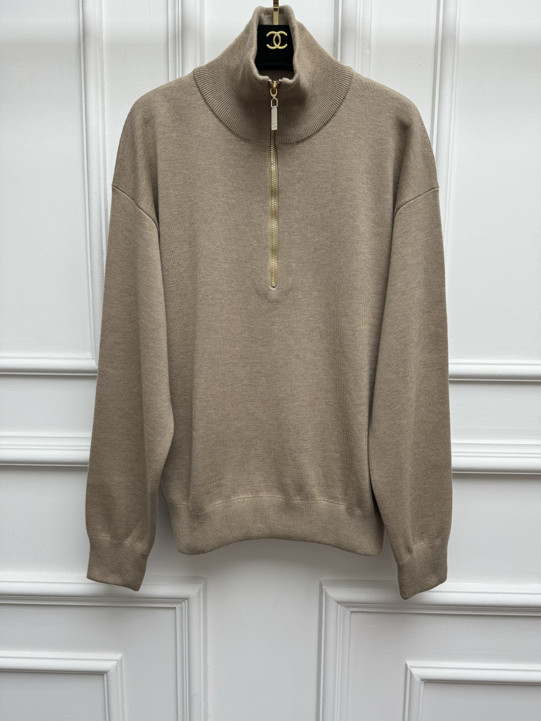 NO:909064,The new style for early autumn is available. Xiangjia half-zip sweater 2026 handmade workshop series. Half-zip lapel design. Double C metal logo decoration on the back. Simple yet distinctive. Full of high-end sense. Wool blended knitted fabric. Thick, soft and delicate. Loose fit. The upper body is versatile and elegant. Sizes SML,,chanel,sweaters,19860909早秋新款上新啦 香家半拉链毛衣 2026手工坊系列 半拉链翻领设计 后背双C金属logo徽标装饰点缀 简约不失特色 满满的高级感 羊毛混纺针织面料 厚实柔软细腻 宽松版型 上身百搭又气质 尺码SML,,chanel,sweaters,,Women's clothing