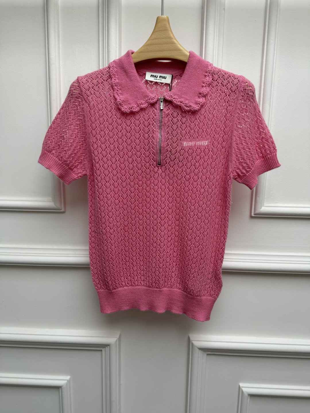 NO:909054,New spring and summer new styles Miu hollow short-sleeved polo shirt 2026 spring and summer series Classic polo collar design Hollow woven texture Letter jacquard pattern embellishment Pink color matching is gentle and high-end Cashmere blended knitted fabric Soft and comfortable Slim fit The upper body is slim and elegant Size SML,,miumiu,T-shirt,19860909春夏新款上新啦 Miu镂空短袖polo衫 2026春夏系列 经典polo领设计 镂空编织纹理 字母提花图案点缀 粉色配色温柔高级 羊绒混纺针织面料 柔软舒适 修身版型 上身显瘦又气质 尺码SML,,miumiu,T-shirt,,Women's clothing