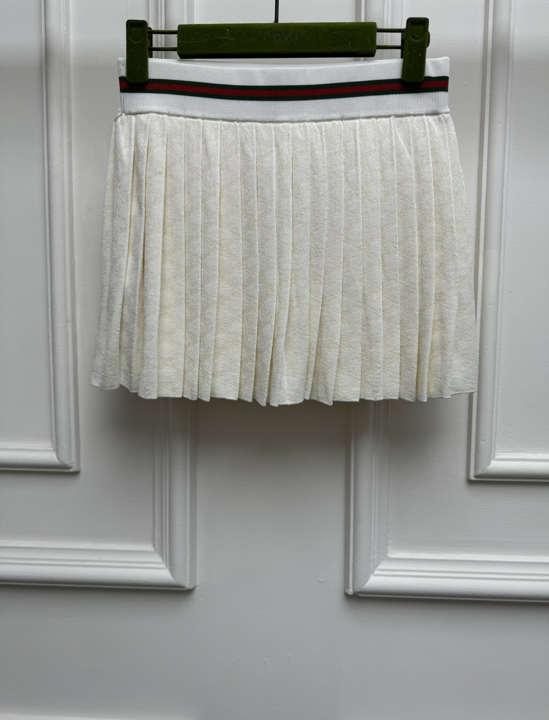 NO:909672,New spring and summer styles are available. G jacquard knitted pleated skirt 2026 spring and summer series. Elastic elastic waistband. Double G jacquard pattern. Age-reducing college style. Cotton knitted fabric. Comfortable and textured. High-waisted pleated skirt version. The upper body is slim and versatile. Sizes SML,,gucci,skirts,19860909春夏新款上新啦 G家提花针织百褶裙 2026春夏系列 松紧弹力腰头 双G提花图案 减龄学院风 棉质针织面料 舒适有质感 高腰百褶裙版型 上身显瘦又百搭 尺码SML,,gucci,skirts,,Women's clothing