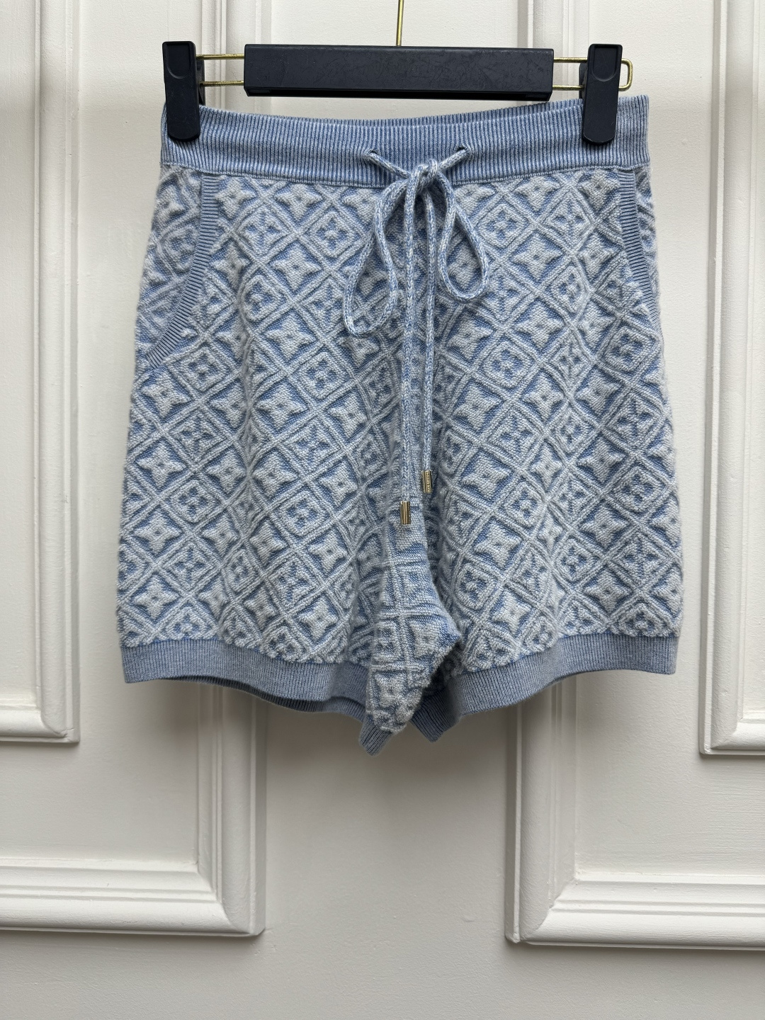 NO:909649,New spring and summer styles are available. L's jacquard knitted shorts 2026 spring and summer series. Elastic elastic waist design. Three-dimensional embossed jacquard pattern. The color is gentle and sweet. Wool blended knitted fabric. Soft and comfortable. High-waisted version. The upper body is slim and versatile. Sizes SML, Louis Vuitton, shorts,19860909春夏新款上新啦 L家提花针织短裤 2026春夏系列 松紧弹力腰头设计 立体浮雕提花图案 配色温柔甜美 羊毛混纺针织面料 柔软舒适 高腰版型 上身显瘦又百搭 尺码SML,,louis vuitton,shorts,,Women's clothing