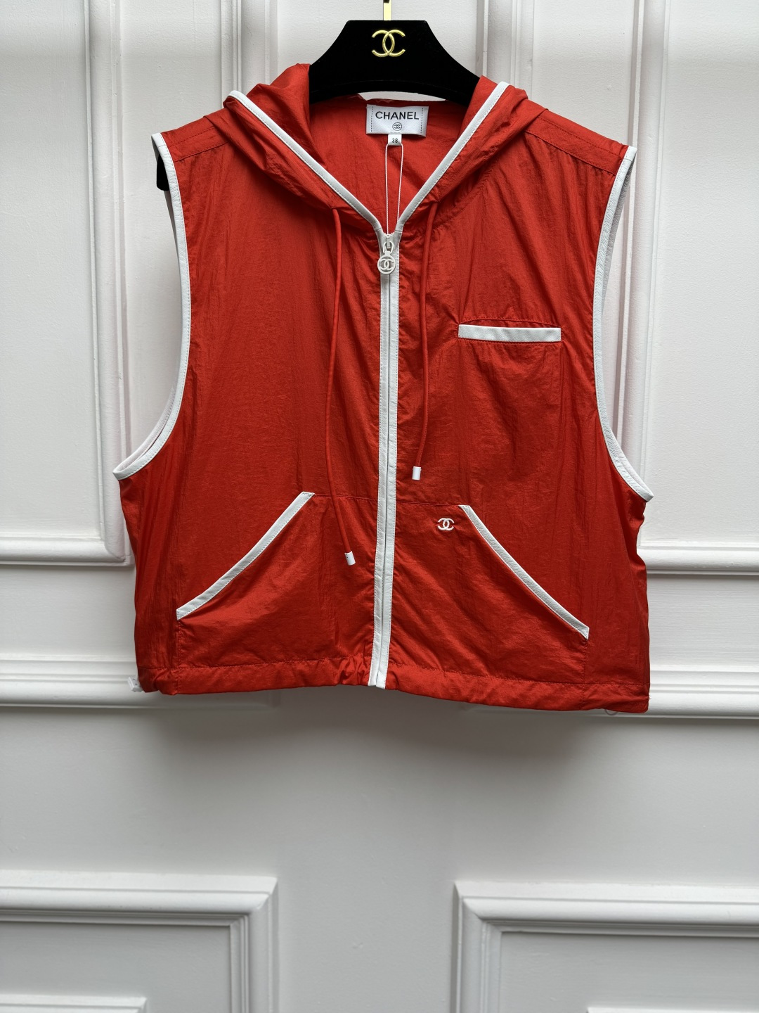 NO:909660,Spring and summer new styles are available. Xiangjia nylon hooded vest 2026 summer beach series Hooded zipper design Leather edge contrasting technology Adjustable waist at the hem Double logo embroidery embellishment Casual, fashionable and age-reducing Imported recycled nylon fabric Light, comfortable and breathable Short version The upper body is slim and elegant Size SML,,chanel,hats,19860909春夏新款上新啦 香家尼龙连帽马甲 2026夏季沙滩系列 连帽拉链设计 皮革包边撞色工艺 下摆可调节收腰 双Clogo刺绣点缀 休闲时髦减龄 进口再生尼龙面料 轻薄舒适透气 短款版型 上身显瘦又气质 尺码SML,,chanel,hats,,Women's clothing
