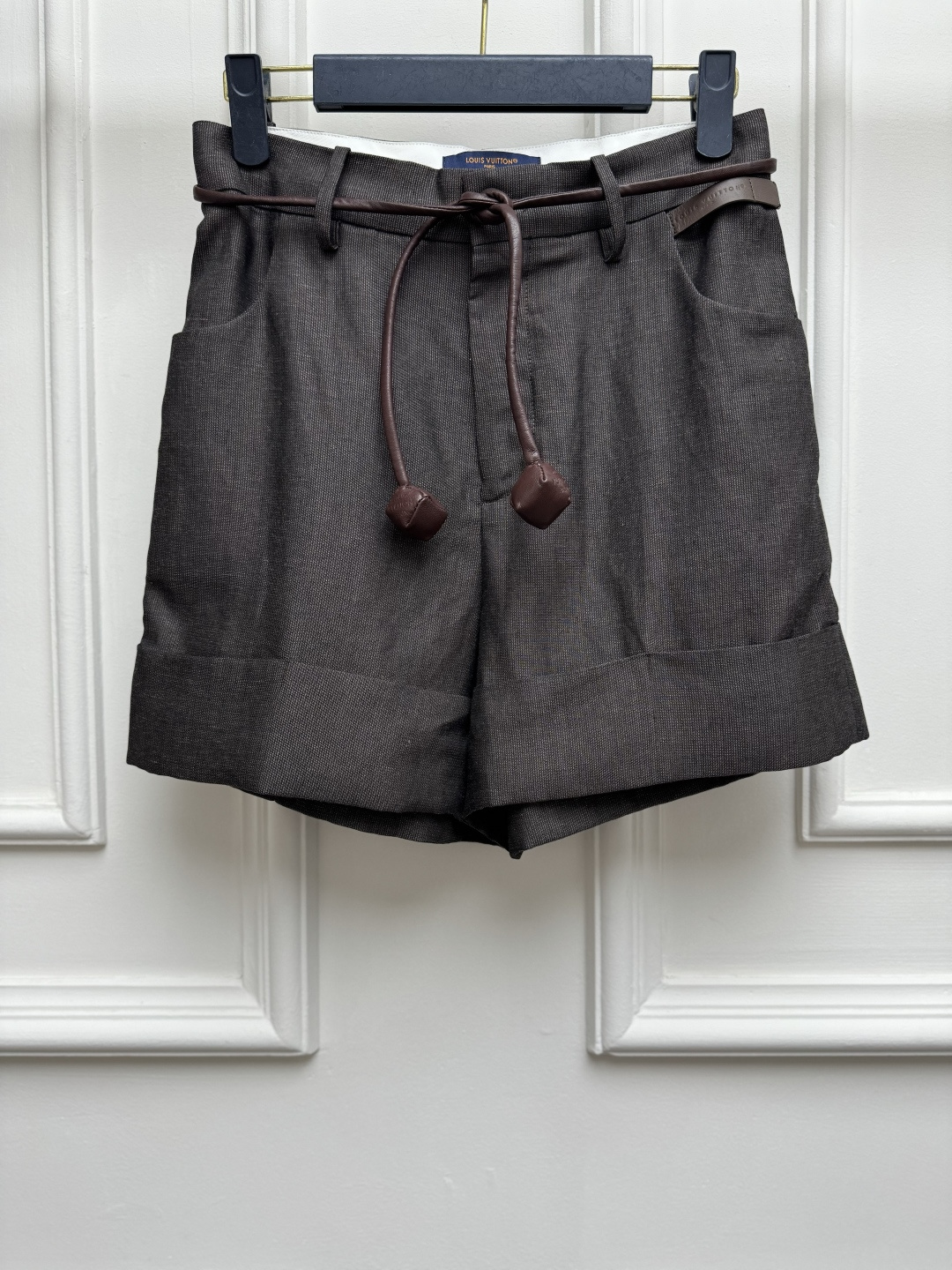 NO:909637,New spring and summer styles are available. L's drawstring belt shorts 2026 spring and summer series. Genuine leather lace design at the waist. Logo leather label decoration. Low-key and high-end. Wool blended linen fabric. High-waisted shorts version. The upper body is slim and elegant. Sizes SML, Louis Vuitton, shorts,19860909春夏新款上新啦 L家抽绳腰带短裤 2026春夏系列 腰部真皮系带设计 logo皮标装饰点缀 低调又高级 羊毛混纺亚麻面料 高腰短裤版型 上身显瘦又气质 尺码SML,,louis vuitton,shorts,,Women's clothing