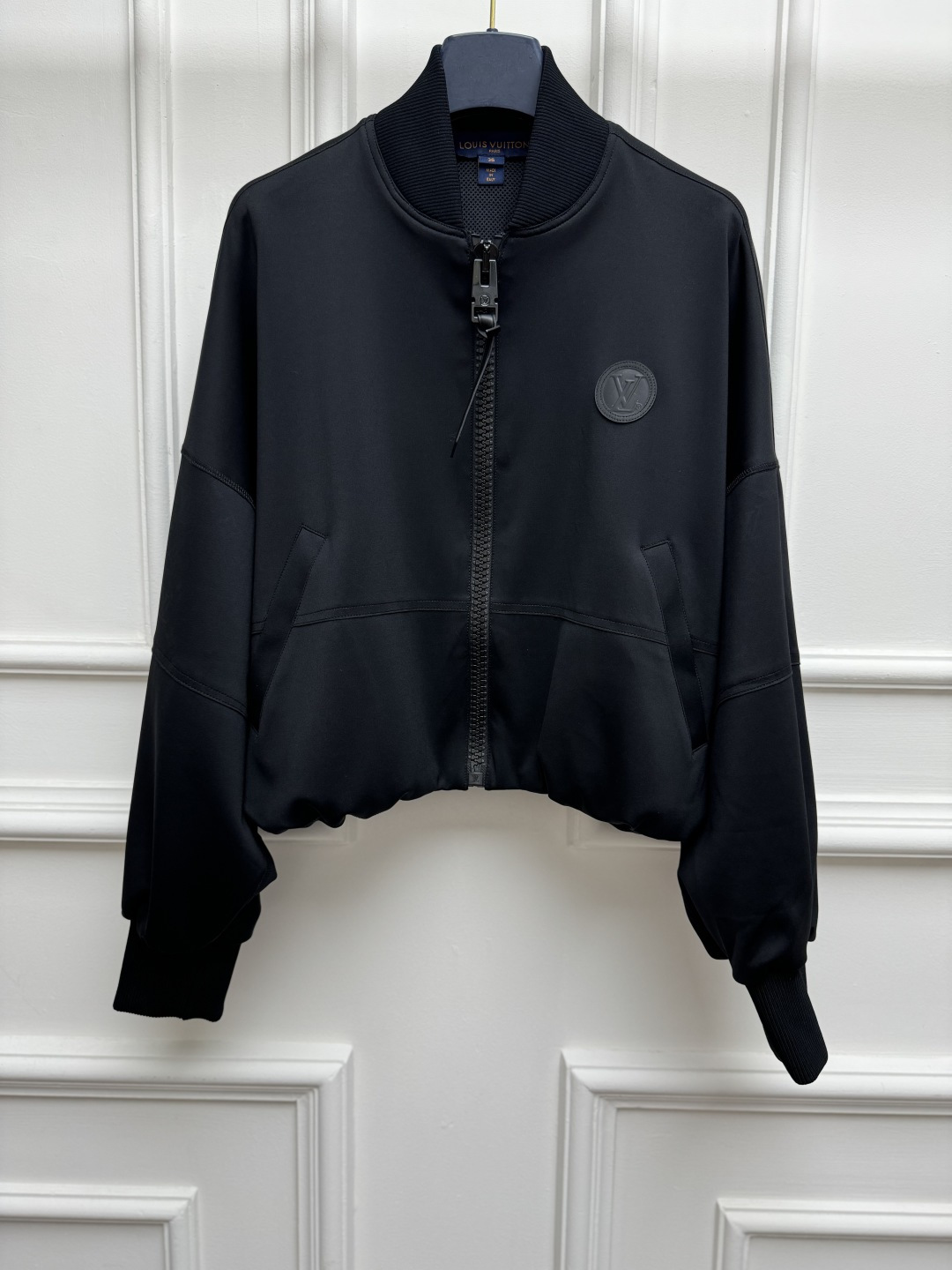 NO:909682,New spring and summer styles are available L's bomber jacket 2026 spring and summer series Stand-up collar zipper design Dark jacquard pattern on cuffs Presbyopia round logo decoration Low-key fashionable and high-end Customized knitted fabric Soft and comfortable Short silhouette The upper body is slim and elegant Size SML, Louis Vuitton, jackets & coats,jackets & coats,19860909春夏新款上新啦 L家飞行员夹克外套 2026春夏系列 立领拉链设计 袖口暗纹提花图案 老花圆形徽标装饰点缀 低调时髦高级 定制针织面料 柔软舒适 短款廓型版型 上身显瘦又气质 尺码SML,,louis vuitton,jackets & coats,jackets & coats,,Women's clothing
