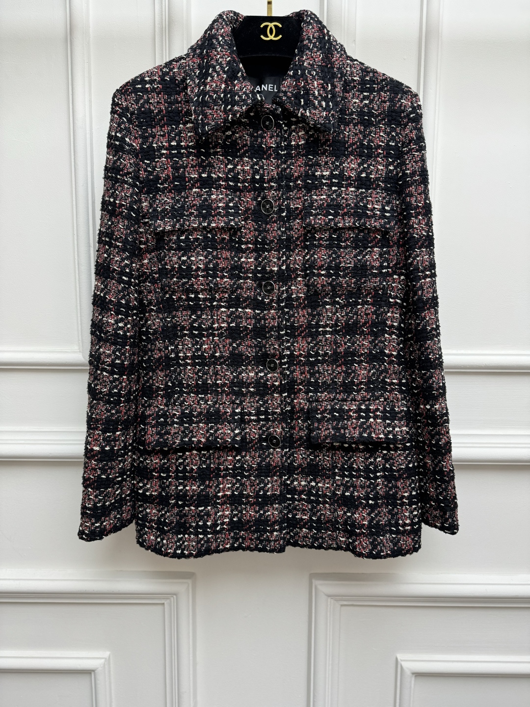 NO:910273,Spring and summer new styles are available. Chanel black and red plaid jacket 2026 spring and summer series. Single-breasted lapel design. Retro plaid black and red color. Fashionable and high-end. Twill wool tweed fabric. Silk jacquard lining. Slim fit. The upper body is slim and elegant. Sizes SML,,chanel,jackets & coats,real silk,19860909春夏新款上新啦 香家黑红格纹外套 2026春夏系列 翻领单排扣设计 复古格纹黑红配色 时髦高级 斜纹羊毛花呢面料 真丝提花里衬 修身版型 上身显瘦又气质 尺码SML,,chanel,jackets & coats,real silk,,Women's clothing