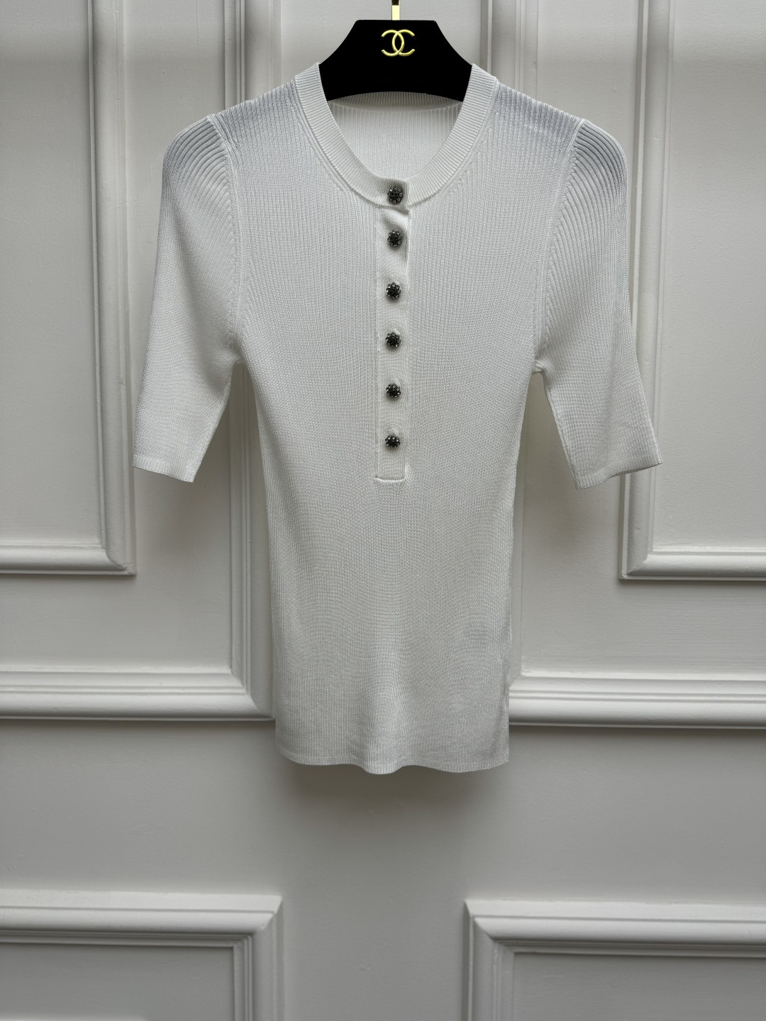 NO:911057,The high version is now available. Xiangjia half-open collar knitted short sleeves 2026 handmade workshop series. Round neck half-open collar design. Exquisite button decoration. Vertical pit strip texture. Simple, fashionable and advanced. Customized cotton blended fabric. Cool and comfortable. Stretch slim fit. The upper body is slim and versatile. Sizes SML, chanel, T-shirt,19860909高版本出货上新啦 香家半开领针织短袖 2026手工坊系列 圆领半开领设计 精致纽扣装饰点缀 竖坑条纹理 简约时髦高级 定制棉质混纺面料 冰凉舒适 弹力修身版型 上身显瘦又百搭 尺码SML,,chanel,T-shirt,,Women's clothing