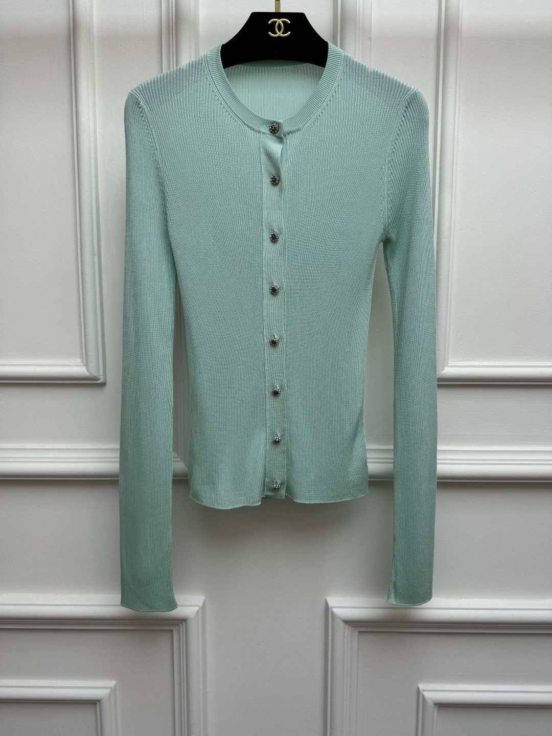 NO:911053,Spring and summer new styles are available. Xiangjia slim knitted cardigan 2026 handmade workshop series. Round neck single-breasted design. Exquisite button decoration. Vertical pit strip texture. Simple, fashionable and advanced. Customized cotton blended fabric. Comfortable and skin-friendly. Elastic slim fit. The upper body is slim and versatile. Size SML,,chanel,19860909春夏新款上新啦 香家修身针织开衫 2026手工坊系列 圆领单排扣设计 精致纽扣装饰点缀 竖坑条纹理 简约时髦高级 定制棉质混纺面料 舒适亲肤 弹力修身版型 上身显瘦又百搭 尺码SML,,chanel,,Women's clothing