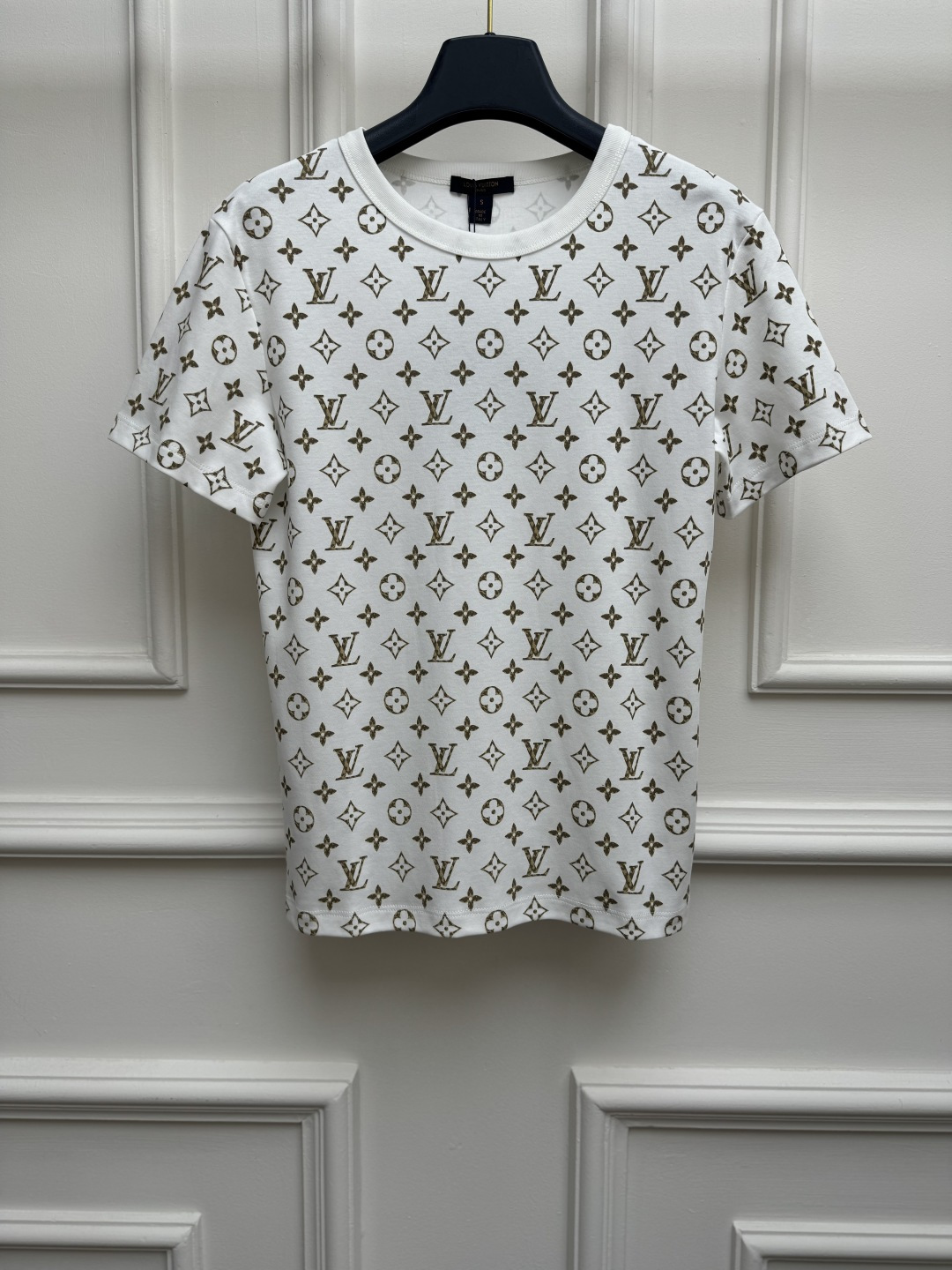 NO:911033,Spring and summer new styles are available. L family old flower printed T-shirt 2026 spring and summer series. Round neck design. All over printed old flower logo jacquard pattern. Fashionable and advanced. Customized pure cotton fabric. Soft, comfortable and breathable. Normal fit. The upper body looks slim and elegant. Sizes SML, Louis Vuitton, tees, t-shirt,19860909春夏新款上新啦 L家老花印花T恤 2026春夏系列 圆领领口设计 满印老花logo提花图案 时髦高级 定制纯棉面料 柔软舒适透气 正常版型 上身显瘦又气质 尺码SML,,louis vuitton,tees，t-shirt,,Women's clothing