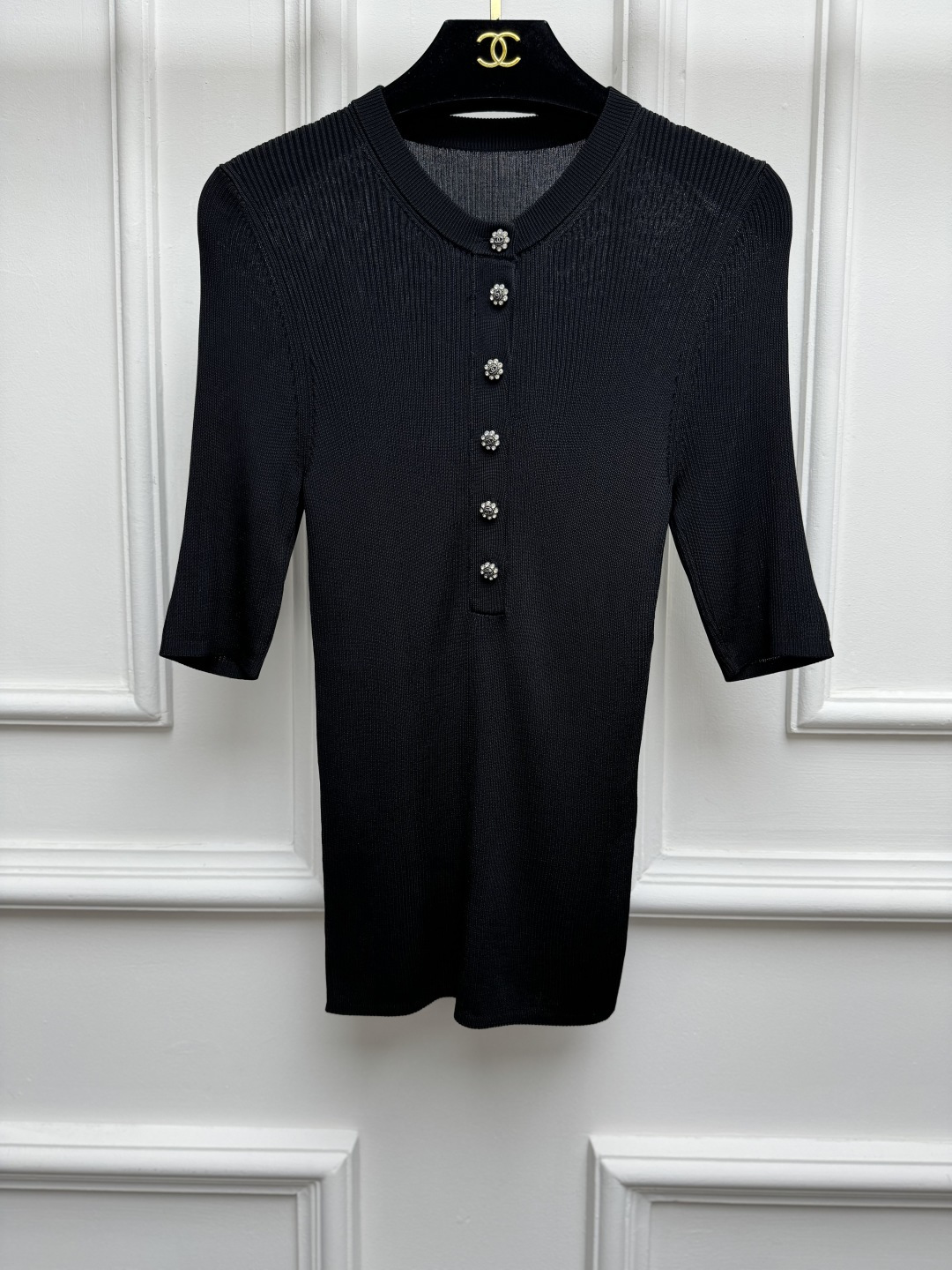 NO:922294,The high version is now available. Xiangjia half-open collar knitted short sleeves 2026 handmade workshop series. Round neck half-open collar design. Exquisite button decoration. Vertical pit strip texture. Simple, fashionable and advanced. Customized cotton blended fabric. Cool and comfortable. Stretch slim fit. The upper body is slim and versatile. Sizes SML, chanel, T-shirt,19860909高版本出货上新啦 香家半开领针织短袖 2026手工坊系列 圆领半开领设计 精致纽扣装饰点缀 竖坑条纹理 简约时髦高级 定制棉质混纺面料 冰凉舒适 弹力修身版型 上身显瘦又百搭 尺码SML,,chanel,T-shirt,,Women's clothing