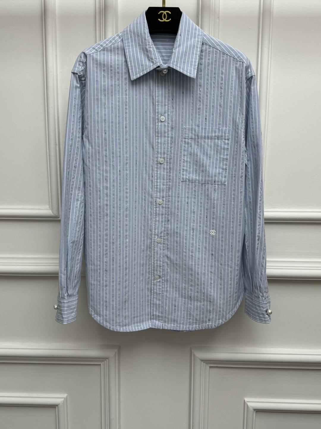 NO:922282,The new style for early autumn is new. Xiangjia blue striped shirt 2026 autumn and winter series. Lapel neck design. Blue and white vertical stripes. Double C logo embroidery embellishment on the hem. Casual, fashionable and age-reducing. Customized cotton poplin material. Soft and comfortable. Loose fit. The upper body is slim and elegant. Sizes SML,,chanel,shirts,19860909早秋新款上新啦 香家蓝色条纹衬衫 2026秋冬系列 翻领领口设计 蓝白竖条纹配色 下摆双C logo刺绣点缀 休闲时髦减龄 定制棉府绸材质 柔软舒适 宽松版型 上身显瘦又气质 尺码SML,,chanel,shirts,,Women's clothing
