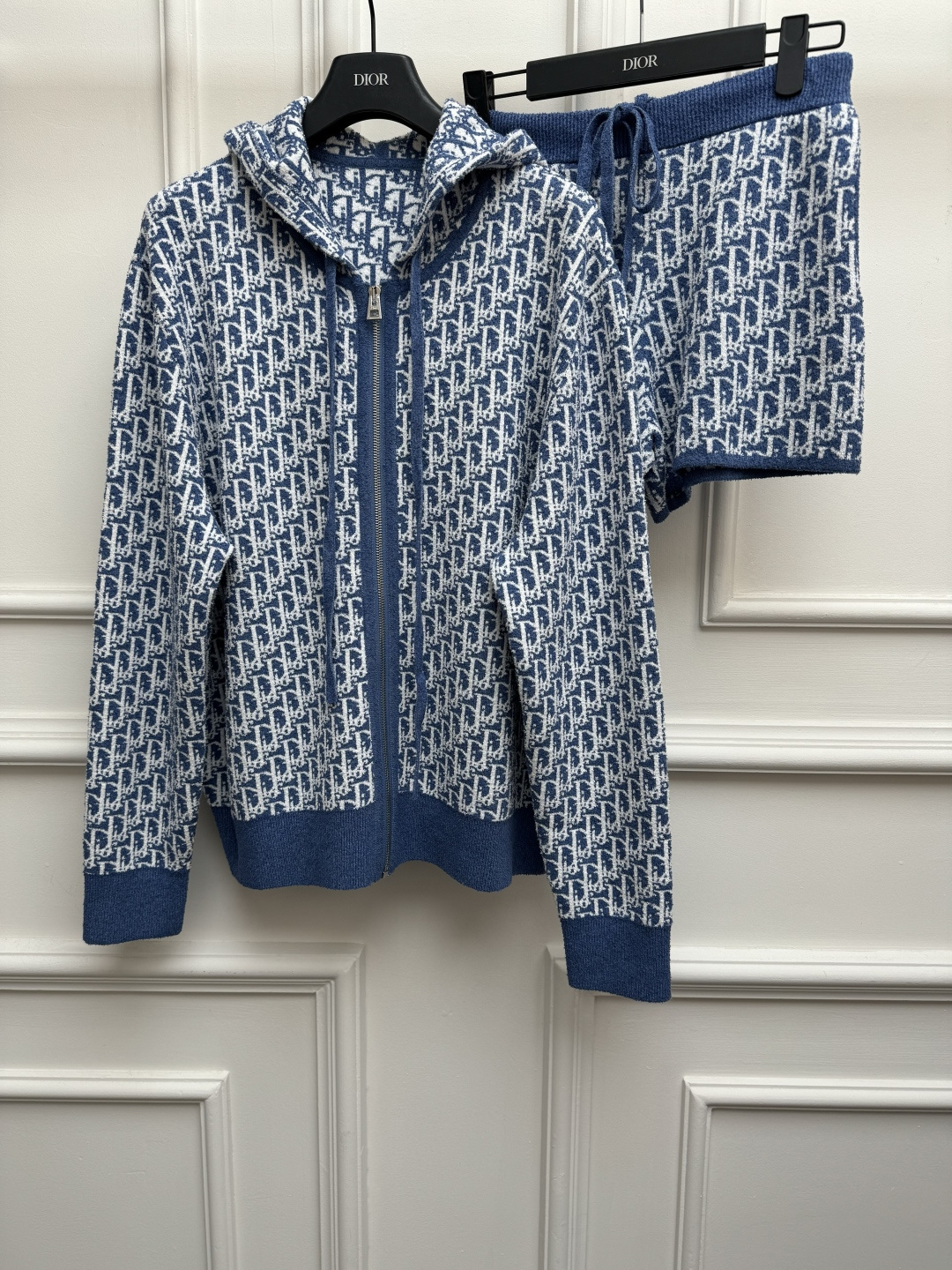 NO:922273,New spring and summer styles are available. D's jacquard knitted jacket 2026 spring and summer series. Hooded zipper design. All-over old flower jacquard pattern. Imported Swiss machine double weaving process. Full of high-end feel. Cotton blended knitted fabric. Soft and comfortable. Loose fit. The upper body is slim and elegant. Sizes SML, dior, jackets & coats, hats,19860909春夏新款上新啦 D家提花针织外套 2026春夏系列 连帽拉链设计 满印老花提花图案 进口瑞士机双织工艺 高级感十足 棉混纺针织面料 柔软舒适 宽松版型 上身显瘦又气质 尺码SML,,dior,jackets & coats,hats,,Women's clothing