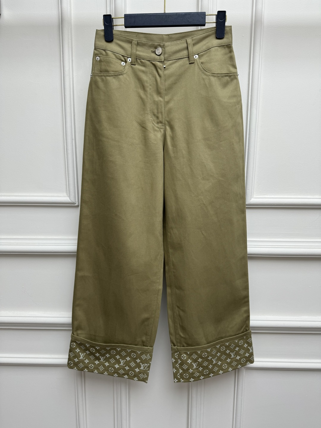 NO:922240,New spring and summer styles are available. L's old flower hemmed jeans 2026 spring and summer series. Leg curling design. Old flower printed pattern inside. Logo leather label decoration on the back of the waist. Retro, fashionable and high-end. Customized chinos fabric. Comfortable and stiff. High-waisted straight-leg trousers. The upper body is slim and elegant. Sizes SML, Louis Vuitton, Jeans,19860909春夏新款上新啦 L家老花卷边牛仔裤 2026春夏系列 裤腿卷边设计 内里老花印花图案 腰部背面logo皮标装饰 复古时髦高级 定制斜纹棉布面料 舒适挺括 高腰直筒裤版型 上身显瘦又气质 尺码SML,,louis vuitton,jeans,,Women's clothing