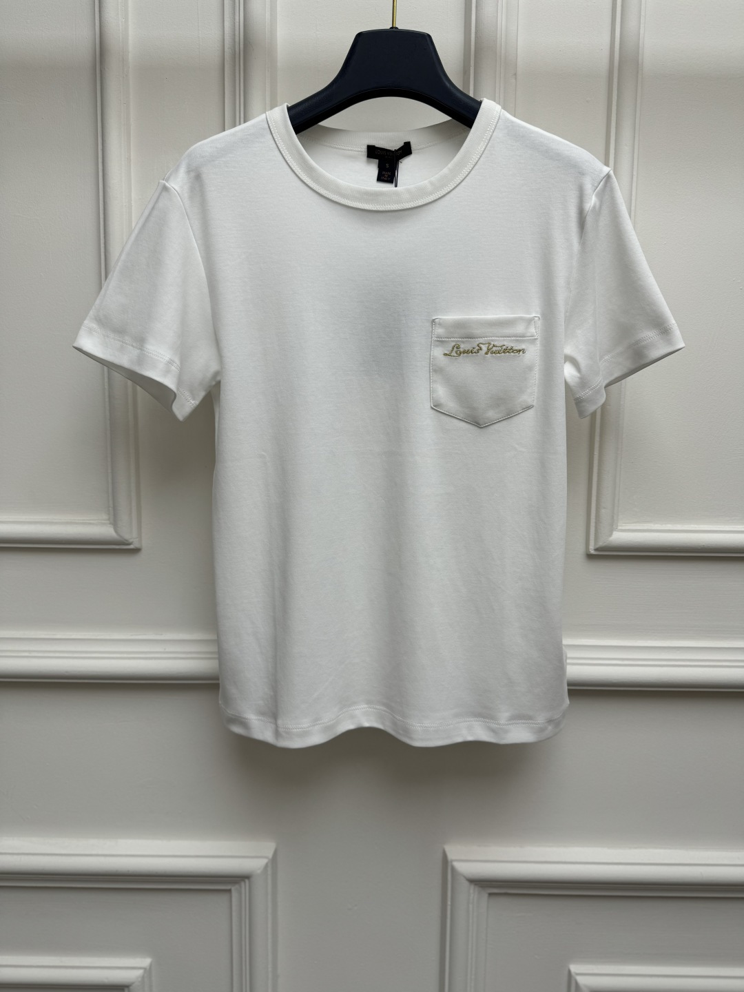 NO:922209,Spring and summer new styles are available. L family pocket letter embroidery T-shirt 2026 spring and summer series. Round neck design. Gold letter embroidery pattern on chest pocket. Simple and advanced. Customized pure cotton fabric. Soft, comfortable and breathable. Normal fit. Upper body looks slim and elegant. Sizes SML, louis vuitton, tees, t-shirt,19860909春夏新款上新啦 L家口袋字母刺绣T恤 2026春夏系列 圆领领口设计 胸前口袋金色字母刺绣图案 简约又高级 定制纯棉面料 柔软舒适透气 正常版型 上身显瘦又气质 尺码SML,,louis vuitton,tees，t-shirt,,Women's clothing