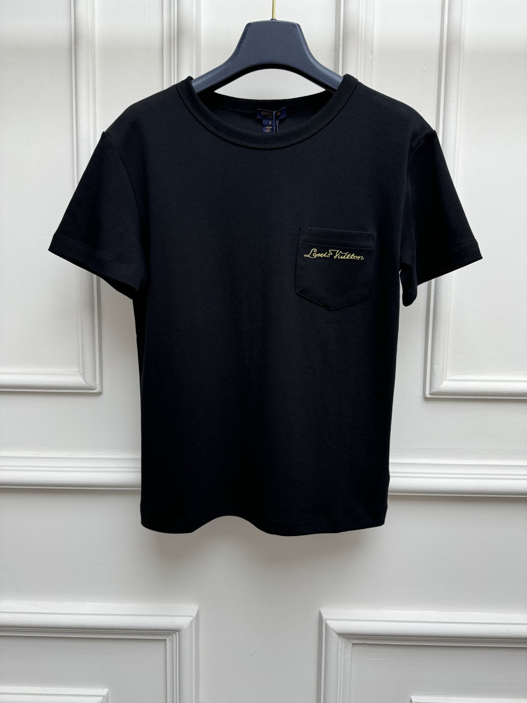 NO:922194,Spring and summer new styles are available. L family pocket letter embroidery T-shirt 2026 spring and summer series. Round neck design. Gold letter embroidery pattern on chest pocket. Simple and advanced. Customized pure cotton fabric. Soft, comfortable and breathable. Normal fit. Upper body looks slim and elegant. Sizes SML, louis vuitton, tees, t-shirt,19860909春夏新款上新啦 L家口袋字母刺绣T恤 2026春夏系列 圆领领口设计 胸前口袋金色字母刺绣图案 简约又高级 定制纯棉面料 柔软舒适透气 正常版型 上身显瘦又气质 尺码SML,,louis vuitton,tees，t-shirt,,Women's clothing