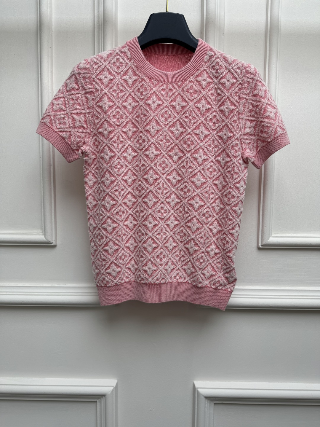 NO:923627,Spring and summer new styles are available. L's jacquard knitted short sleeves 2026 spring and summer vacation series. Round neck ribbed neckline design. Classic old flower jacquard pattern. Pink color is gentle and sweet. Wool blended knitted fabric. Soft and comfortable. Short version. The upper body is slim and elegant. Sizes SML, Louis Vuitton, T-shirt,19860909春夏新款上新啦 L家提花针织短袖 2026春夏度假系列 圆领罗纹领口设计 经典老花提花图案 粉色配色温柔甜美 羊毛混纺针织面料 柔软舒适 短款版型 上身显瘦又气质 尺码SML,,louis vuitton,T-shirt,,Women's clothing