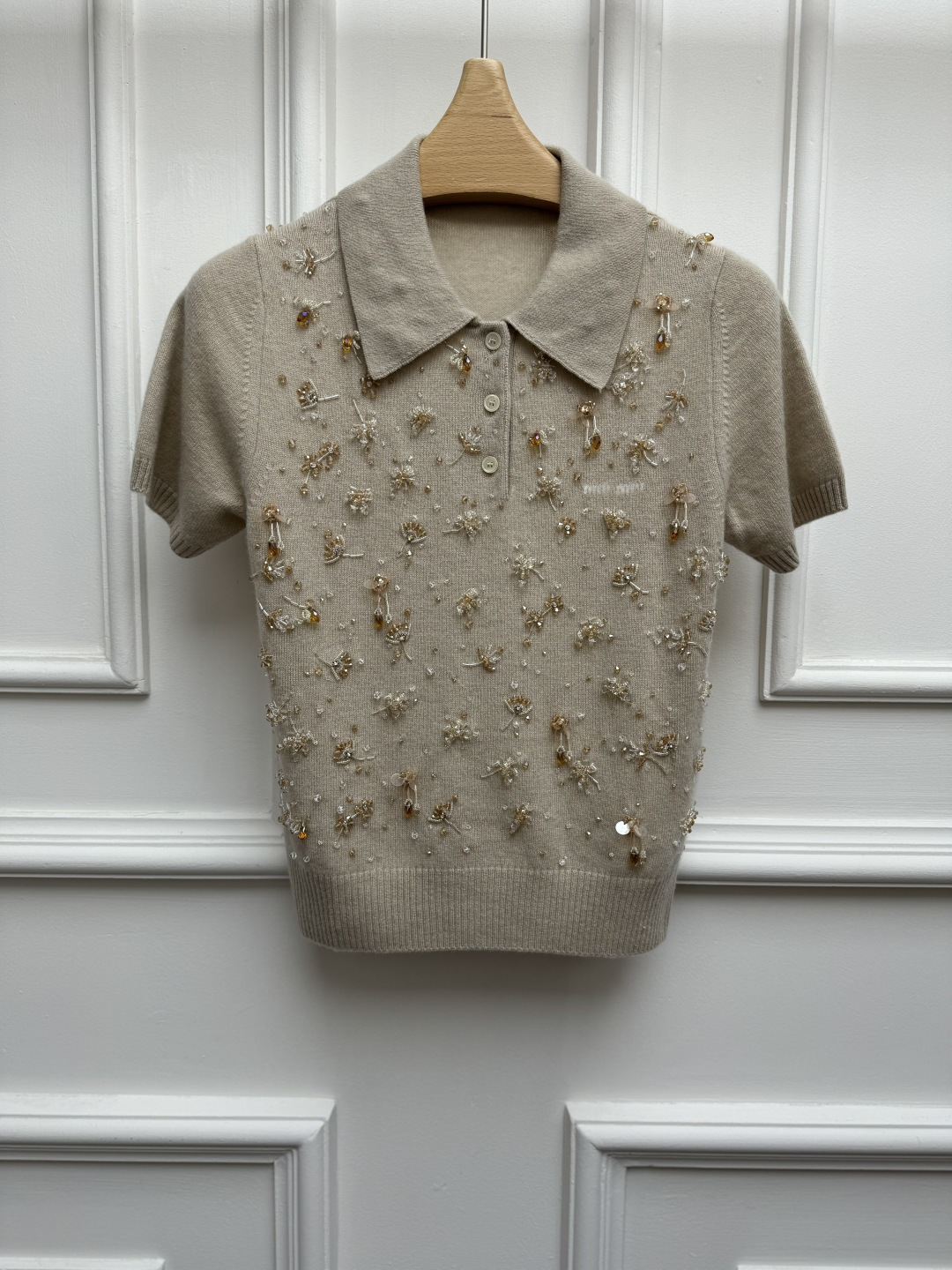 NO:923683,Spring and summer new styles are available Miu heavy beaded short sleeves 2026 spring and summer series Classic polo neckline Heavy beaded sequin design Letter logo embroidery embellishment Sparkling and fashionable, full of high-end sense Customized cashmere fabric Soft and comfortable Short version The upper body is slim and elegant Sizes SML,,miumiu,T-shirt,19860909春夏新款上新啦 Miu重工钉珠短袖 2026春夏系列 经典polo领领口 重工钉珠亮片设计 字母徽标logo刺绣点缀 闪耀时髦吸晴 满满的高级感 定制羊绒面料 软糯舒适 短款版型 上身显瘦又气质 尺码SML,,miumiu,T-shirt,,Women's clothing