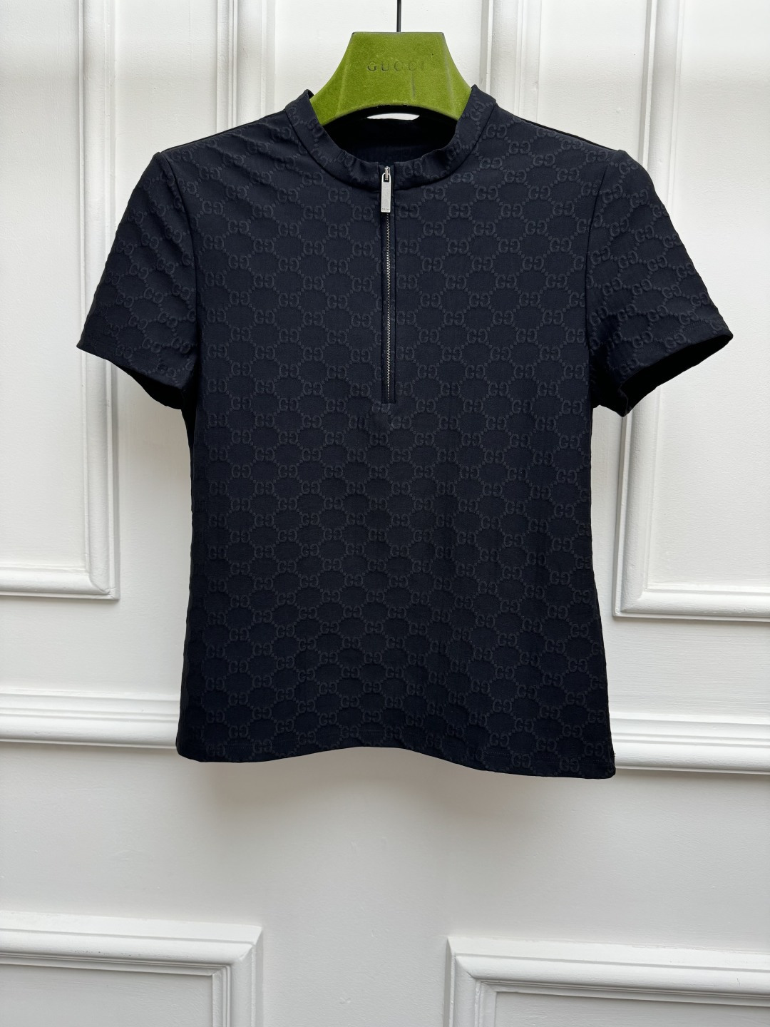 NO:923659,New spring and summer styles are available. G family jacquard half-zip T-shirt 2026 spring and summer series. Stand-up collar and half-zip design. Classic double G embossed jacquard pattern. Casual and fashionable. Full of high-end feel. Customized knitted fabric. Soft and comfortable. Slim fit. The upper body is slim and elegant. Sizes SML, gucci, tees, t-shirt,19860909春夏新款上新啦 G家提花半拉链T恤 2026春夏系列 立领半拉链设计 经典双G压纹提花图案 休闲时髦 高级感十足 定制针织面料 柔软舒适 修身版型 上身显瘦又气质 尺码SML,,gucci,tees，t-shirt,,Women's clothing
